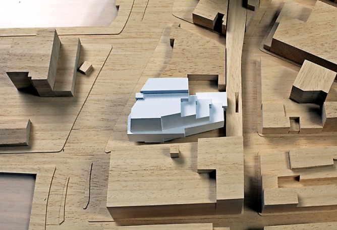 A model of the new expansion shows its relationship to the High Line and surrounding buildings.