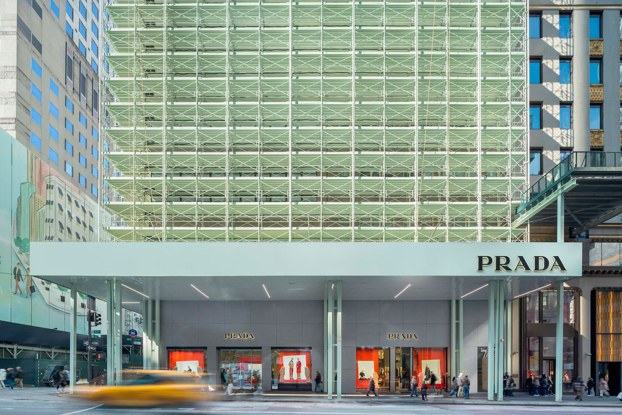 La fachada cumple con todos los requisitos de un andamio típico. Fotografía de Bridgit Beyer, cortesía de Prada.