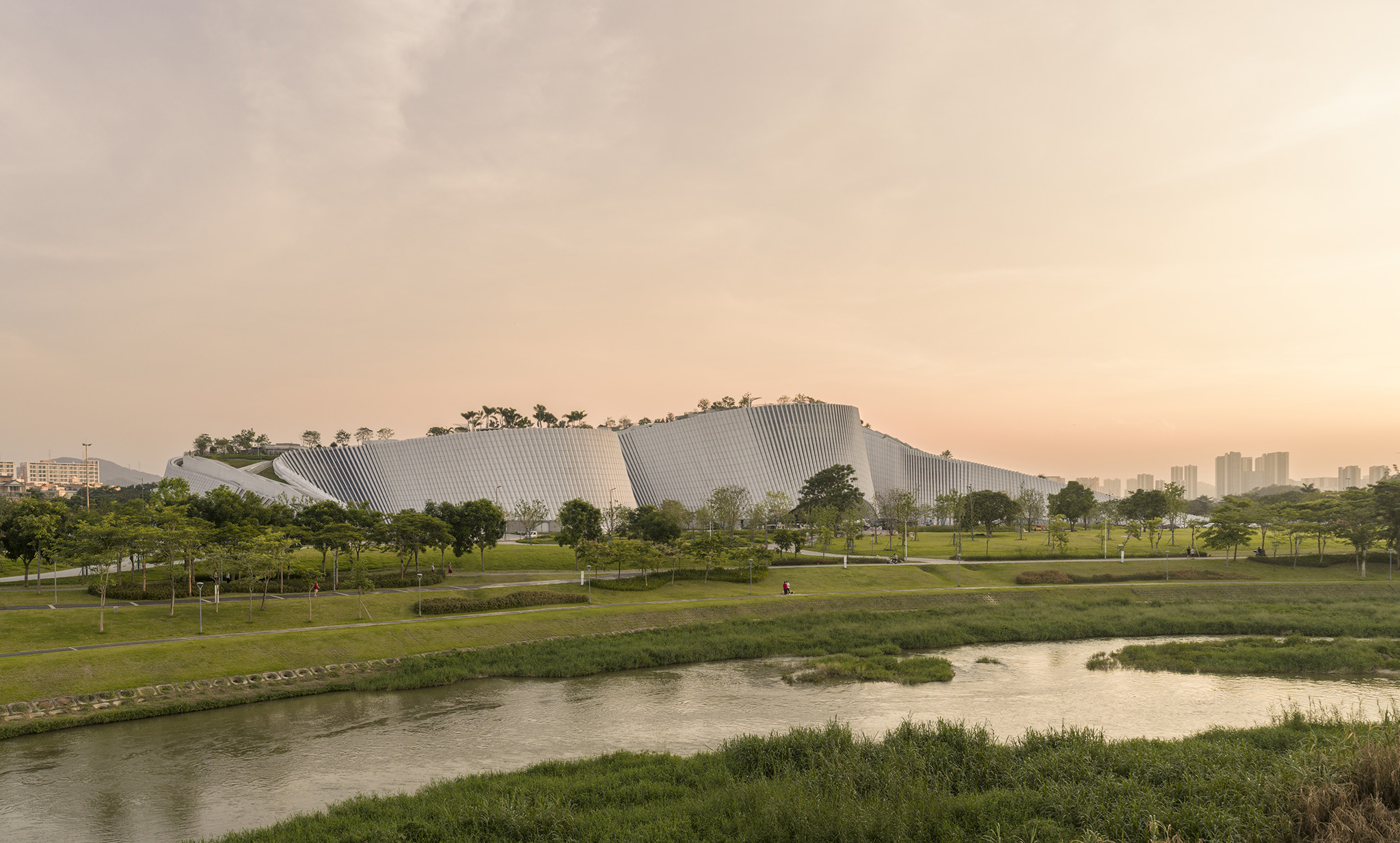 Museo de Historia Natural de Shenzhen por 3XN, B+H, Zhubo Design. Fotografía por Adam Mørk.