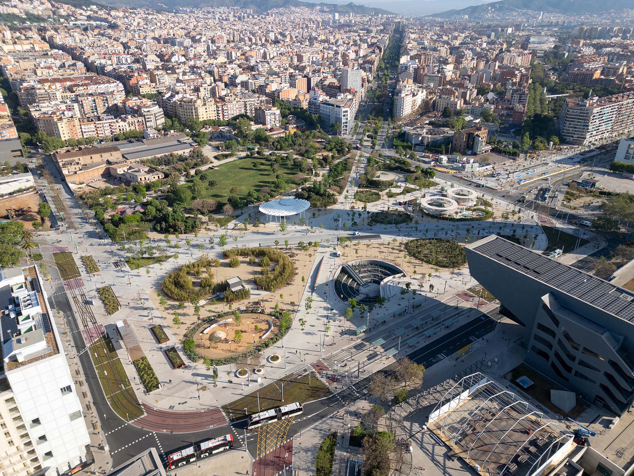 Plaza de las Glòries Catalanes por AgenceTER, Ana Coello Paisatge i Arquitectura, Meta Engineering–Quadranteka. Fotografía por Droneti BIMSA.