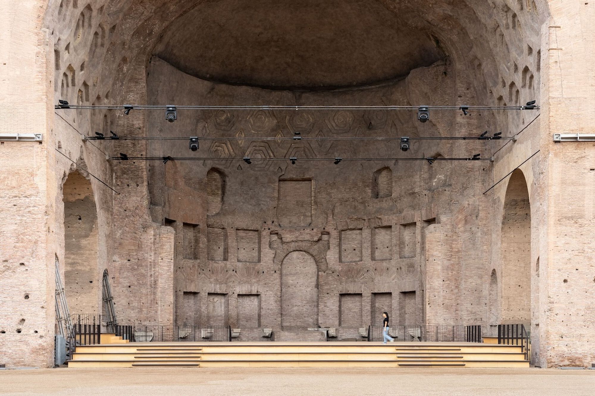 Stage and exhibition of the Basilica of Maxentius by Alvisi Kirimoto + Partners. Photograph by Marco Cappelletti Studio.