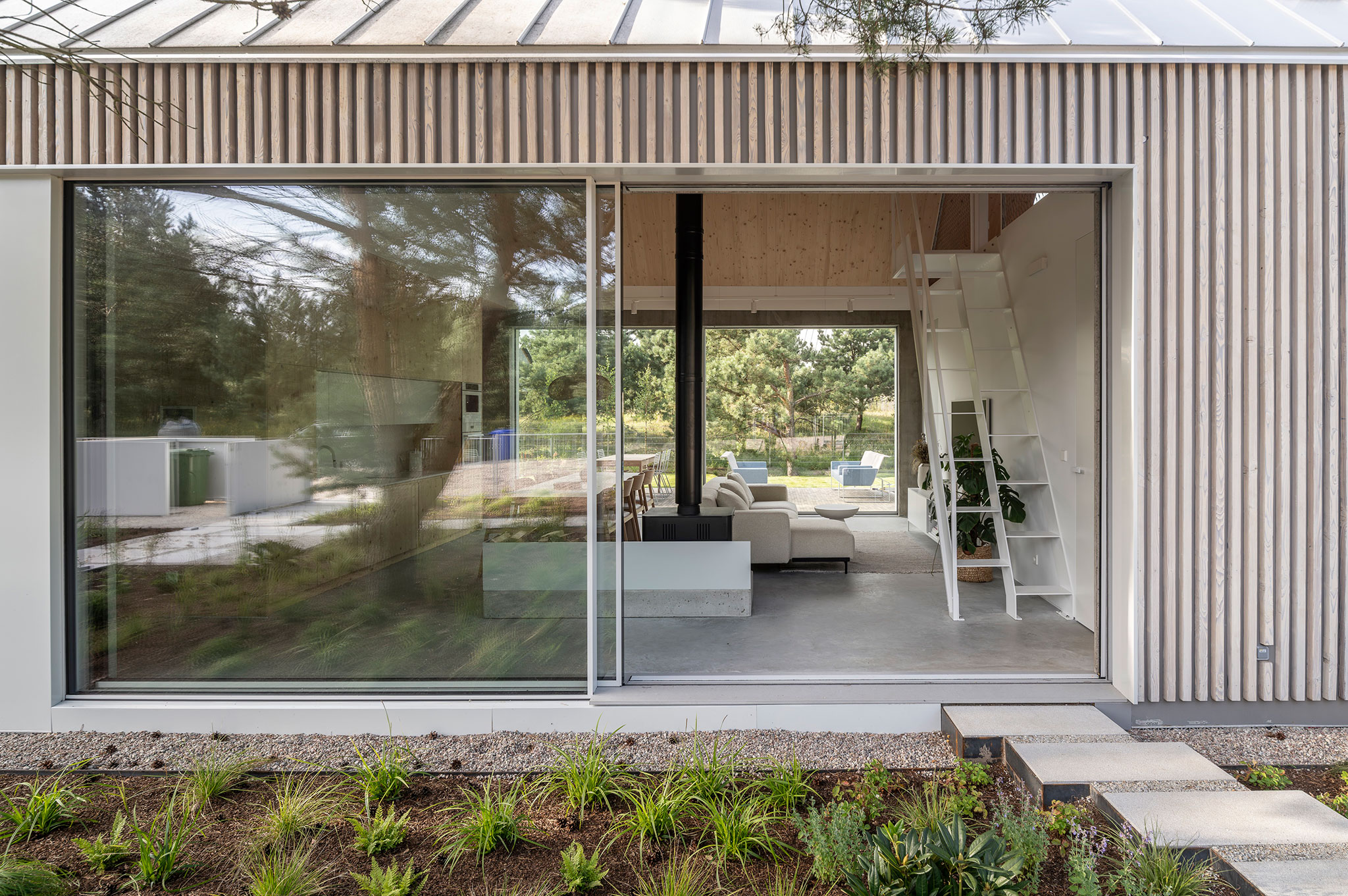 "Kownatki Lake House" complex by Archmondo. Photograph by Jakub Certowicz