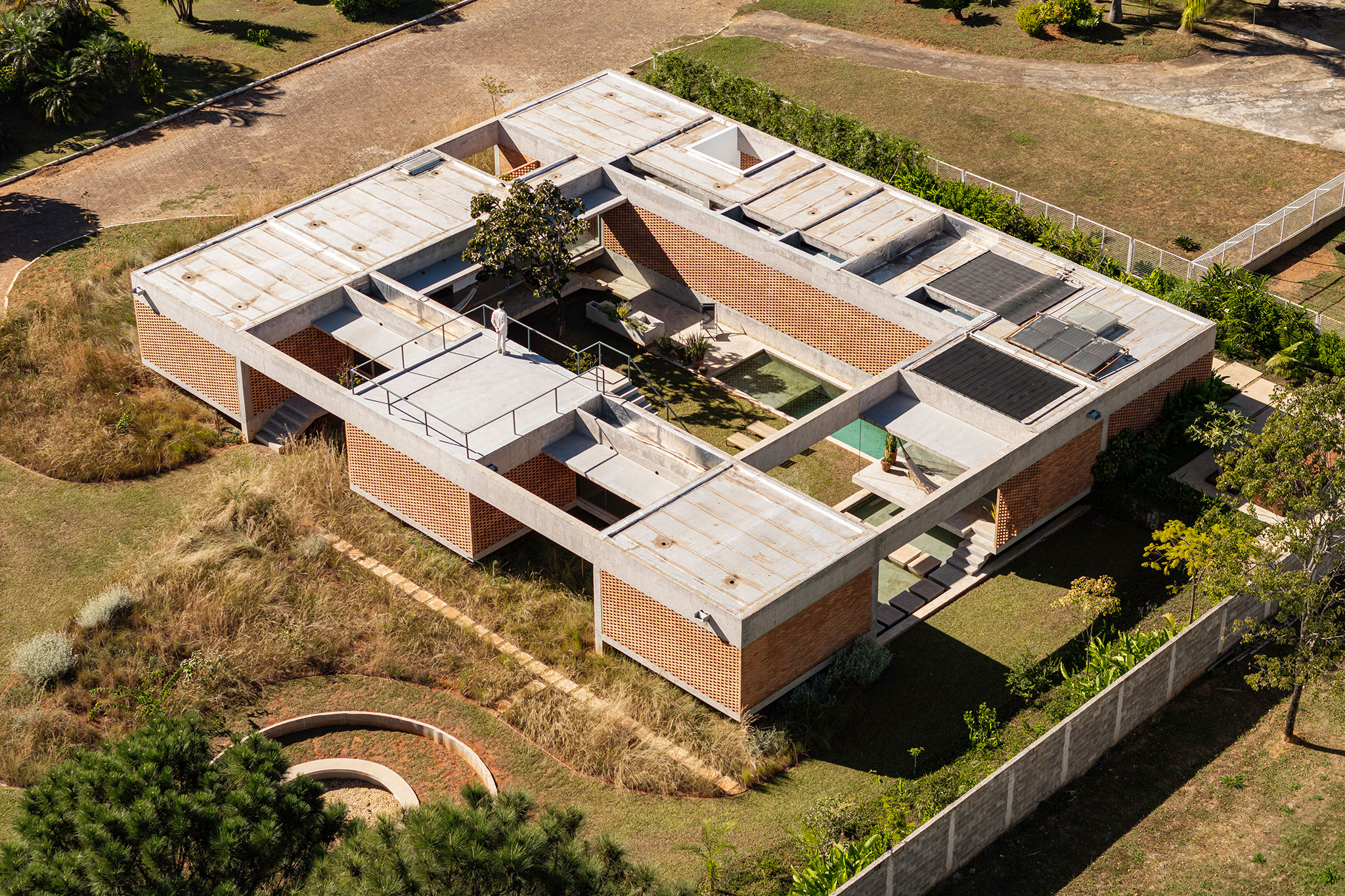 Tupin House by BLOCO Arquitetos. Photograph by Joana França.