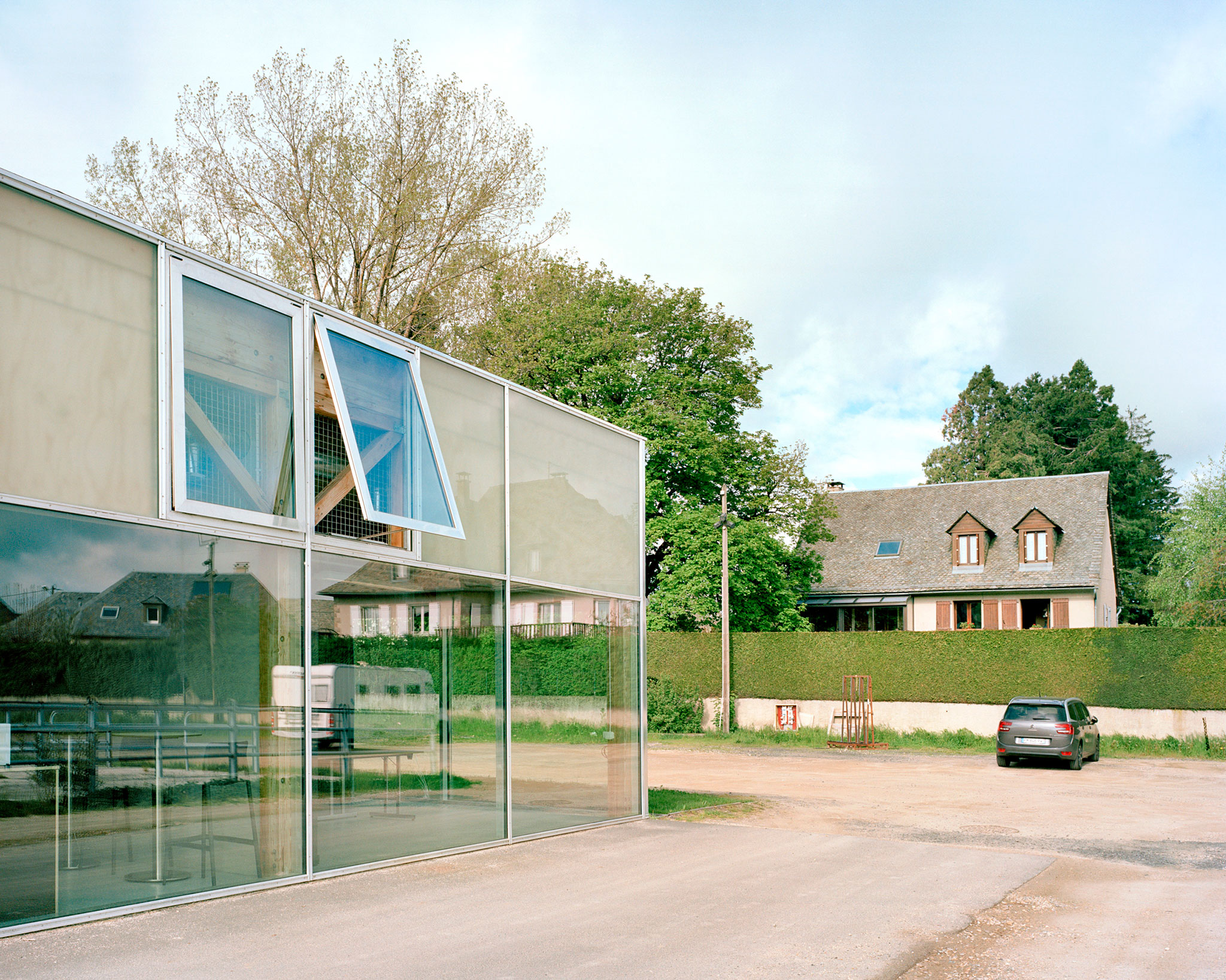 Centro multiservicio Le Foirail de Betillon & Freyermuth Architects + crypto Architectes. Fotografía de Maxime Delvaux.