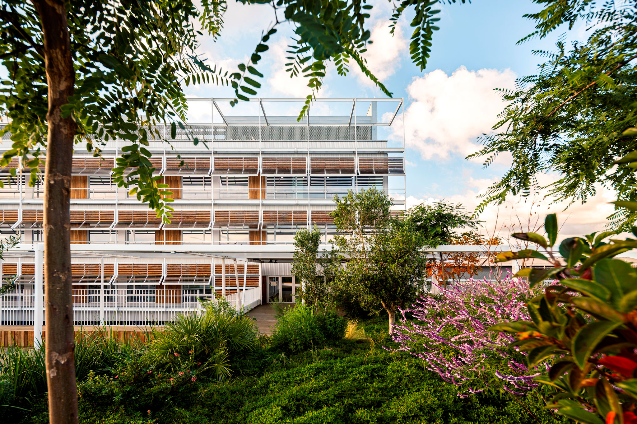 Rehabilitación y ampliación del Hospital del Mar por Brullet-De Luna Arquitectes y PINEARQ. Fotografía de Simón García.