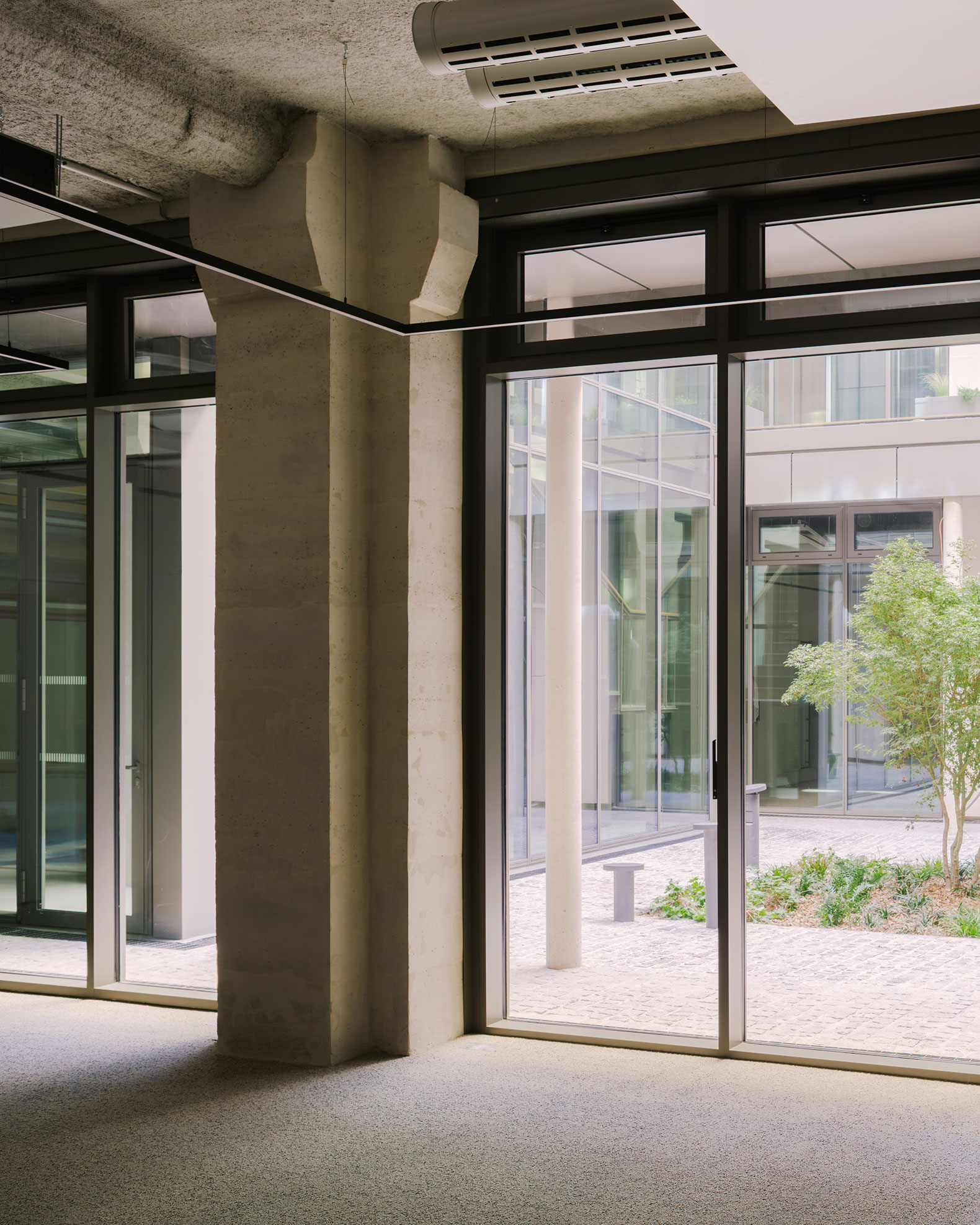 «Sentier» por COVE Architectes + CALQ Architectes. Fotografía por Maxime Verret.