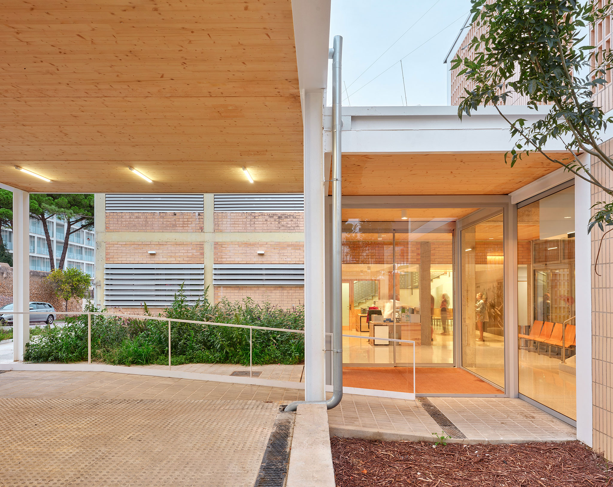 Ampliación del CAP Moisés Broggi de L'Escala por Coll-Leclerc. Fotografía por José Hevia.