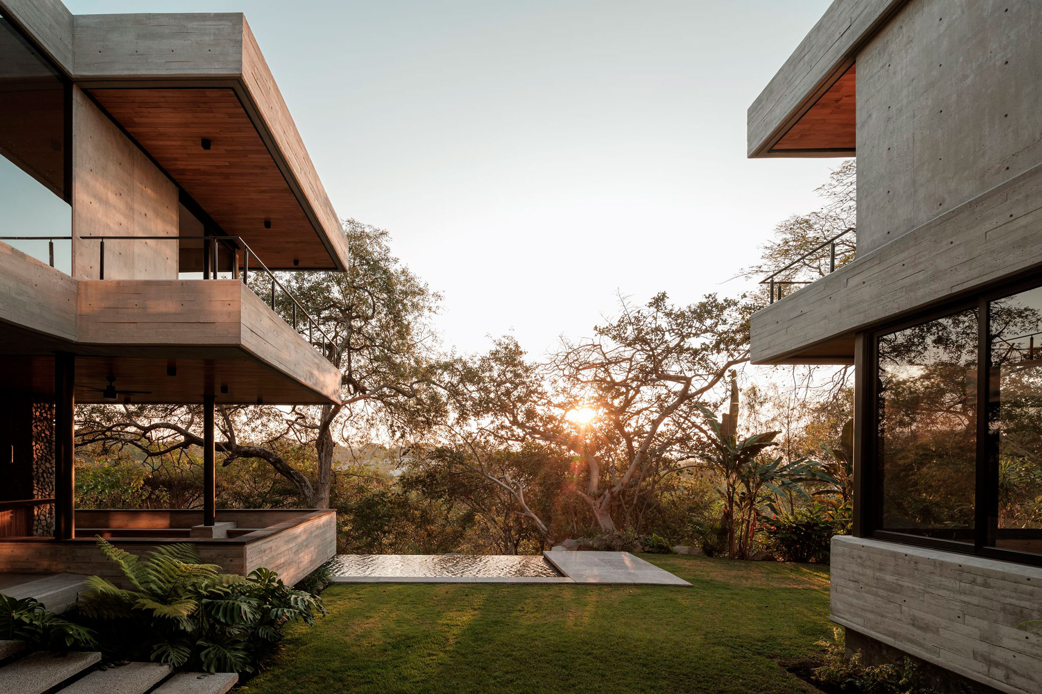 Contemplative dwelling. Casa Seye by Di Frenna Arquitecto. Photograph by Lorena Darquea