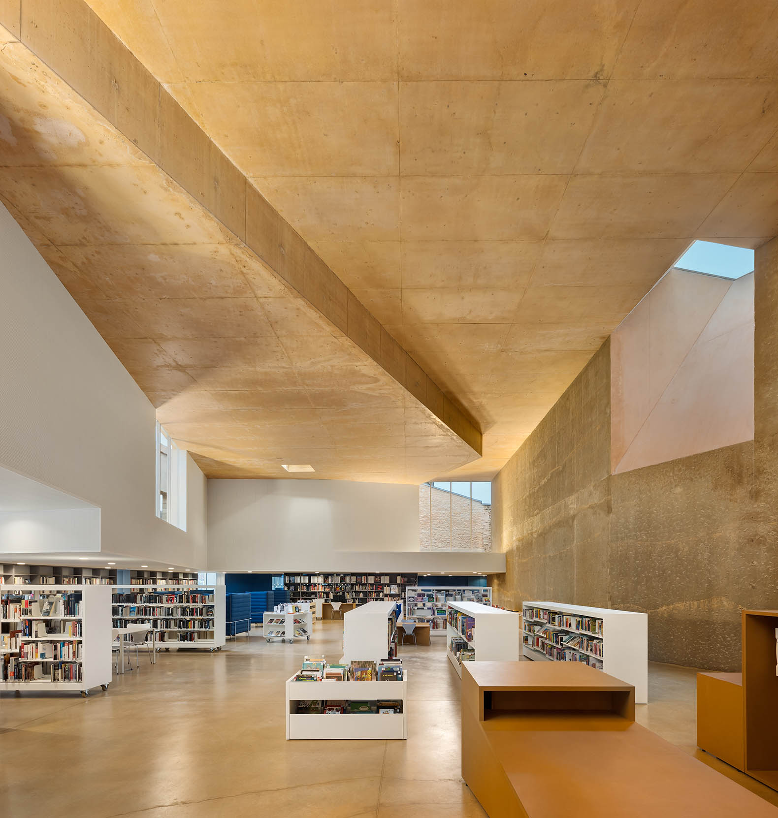 Media library and Music school by Dominique Coulon & associés. Photograph by Eugeni Pons. 