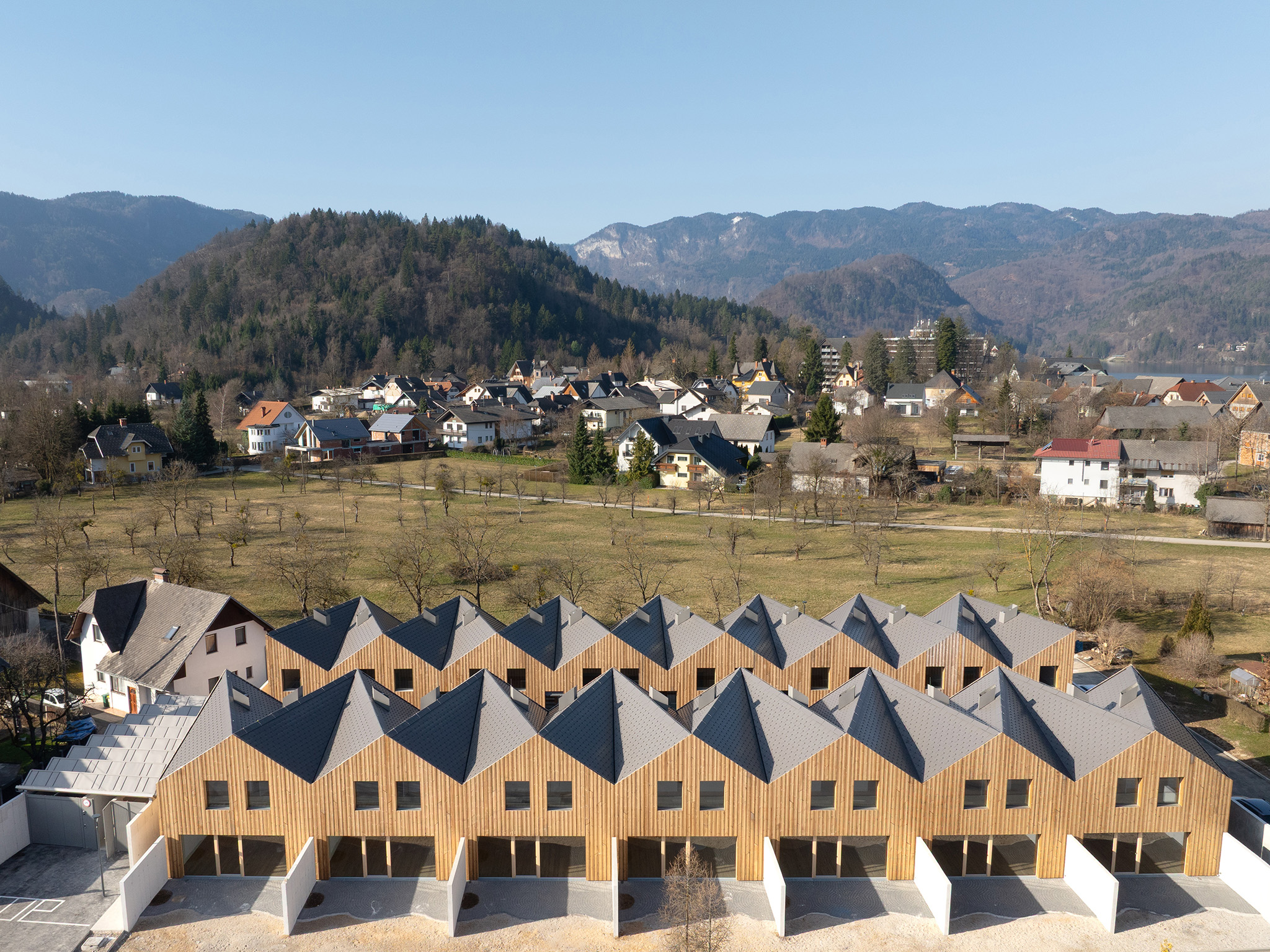 Residencia Jezero por ENOTA. Fotografía por Miran Kambič.