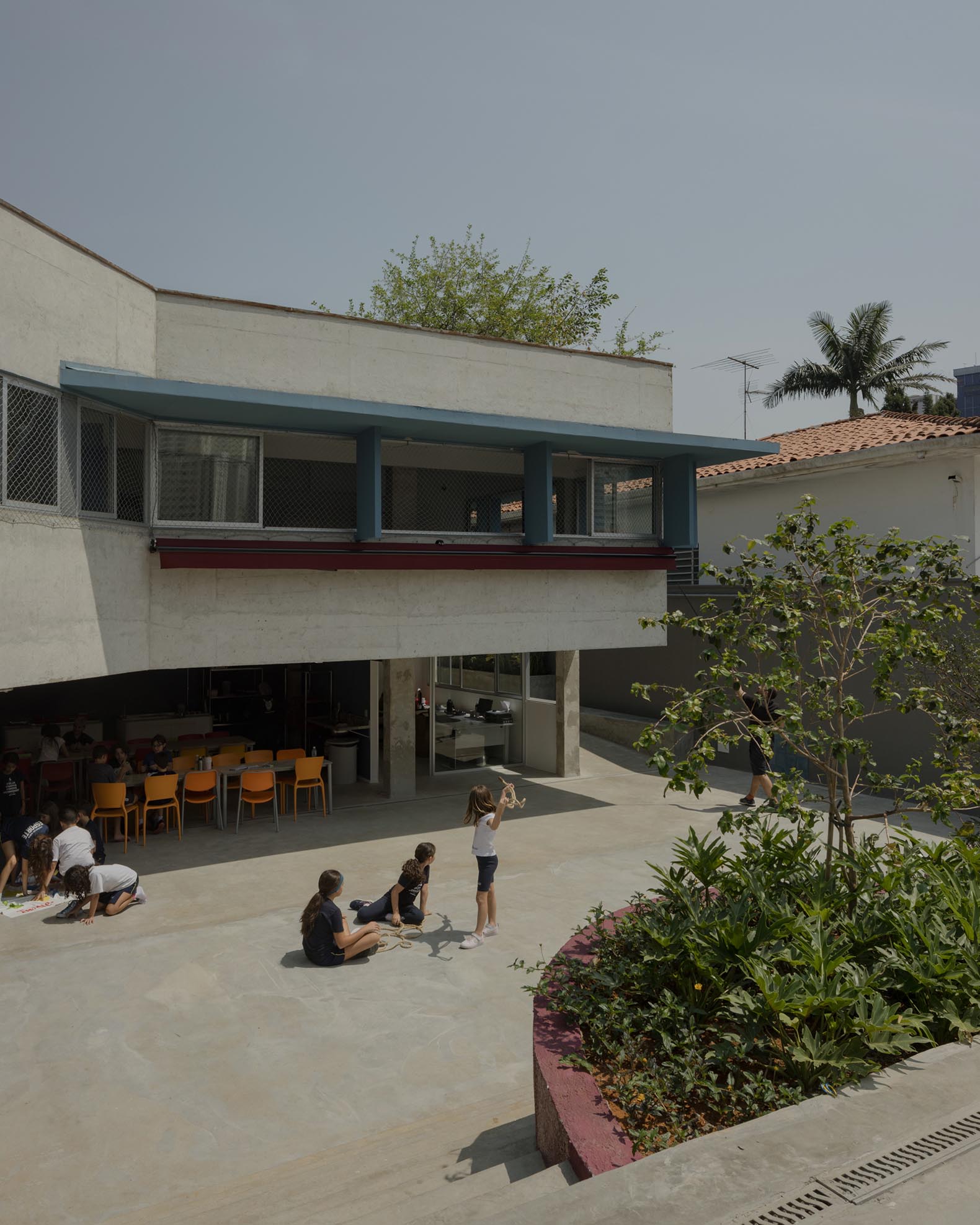 São Sabas College by Guido Otero Arquitetura. Photograph by Federico Cairoli.