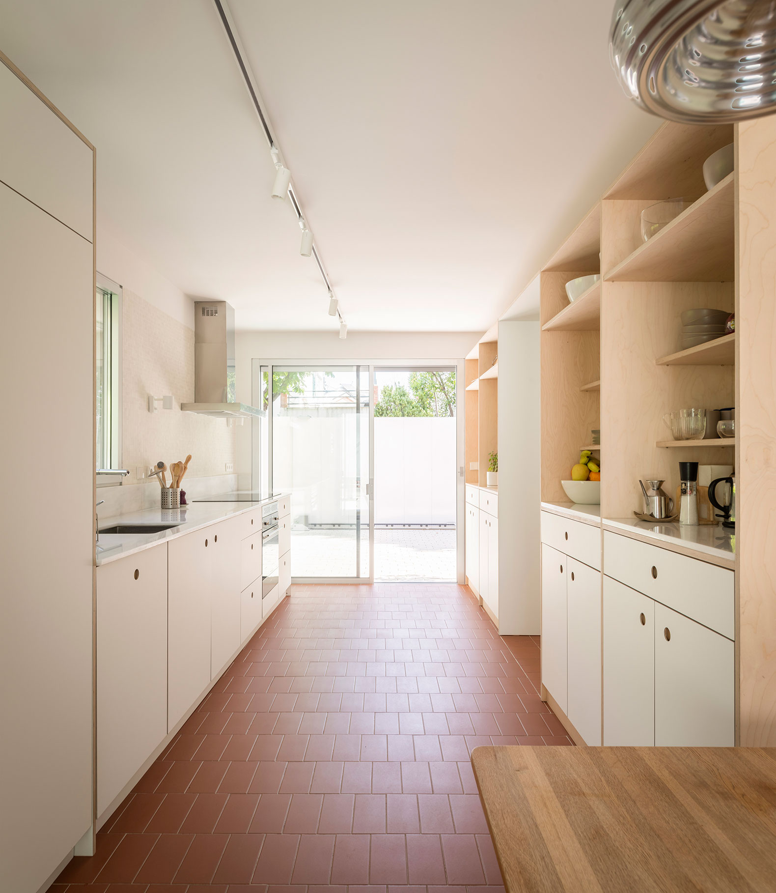 M 15. Complete renovation of a home in the Colonia Unión Eléctrica Madrileña in Madrid by Estudio Mínimo. Photograph by Amores Pictures.