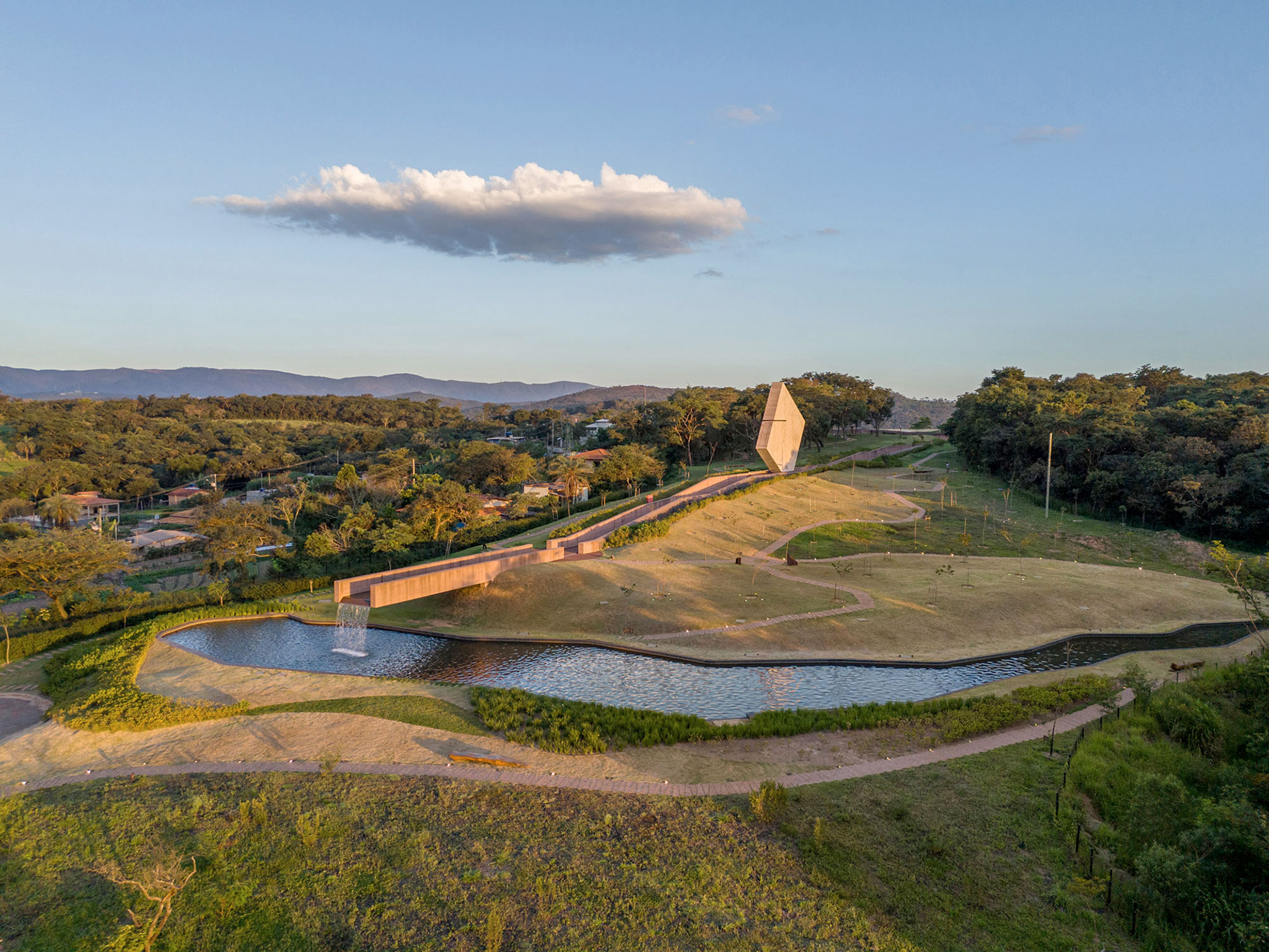 Memorial de Brumadinho por Gustavo Penna Arquitetos Associados. Fotografía por Pedro Mascaro