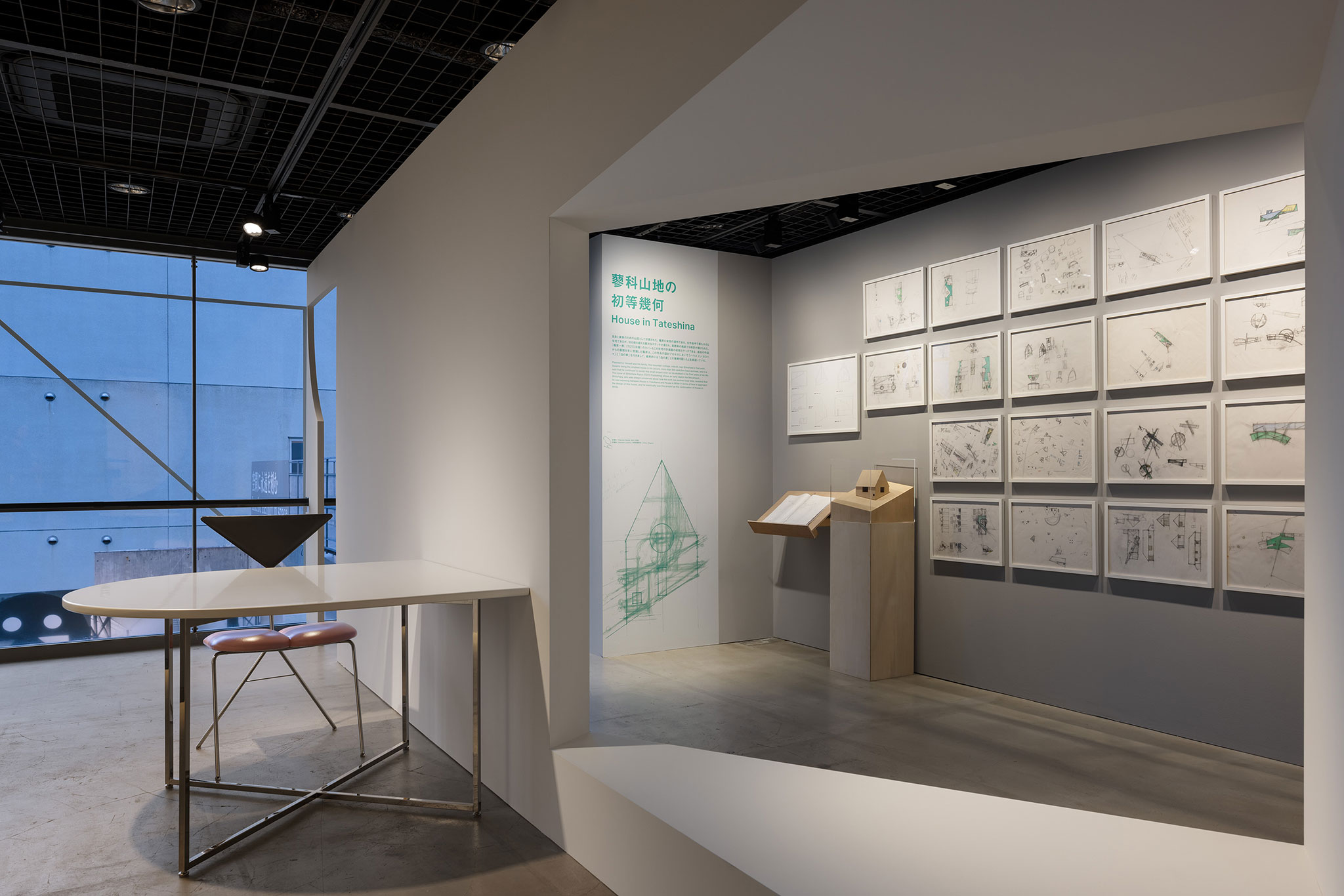 GALERÍA 2: Bocetos de la «Casa en Tateshina» (sin construir) vistos desde el ventanal de la «Casa en Yokohama». Fotografía por Nacása & Partners Inc.