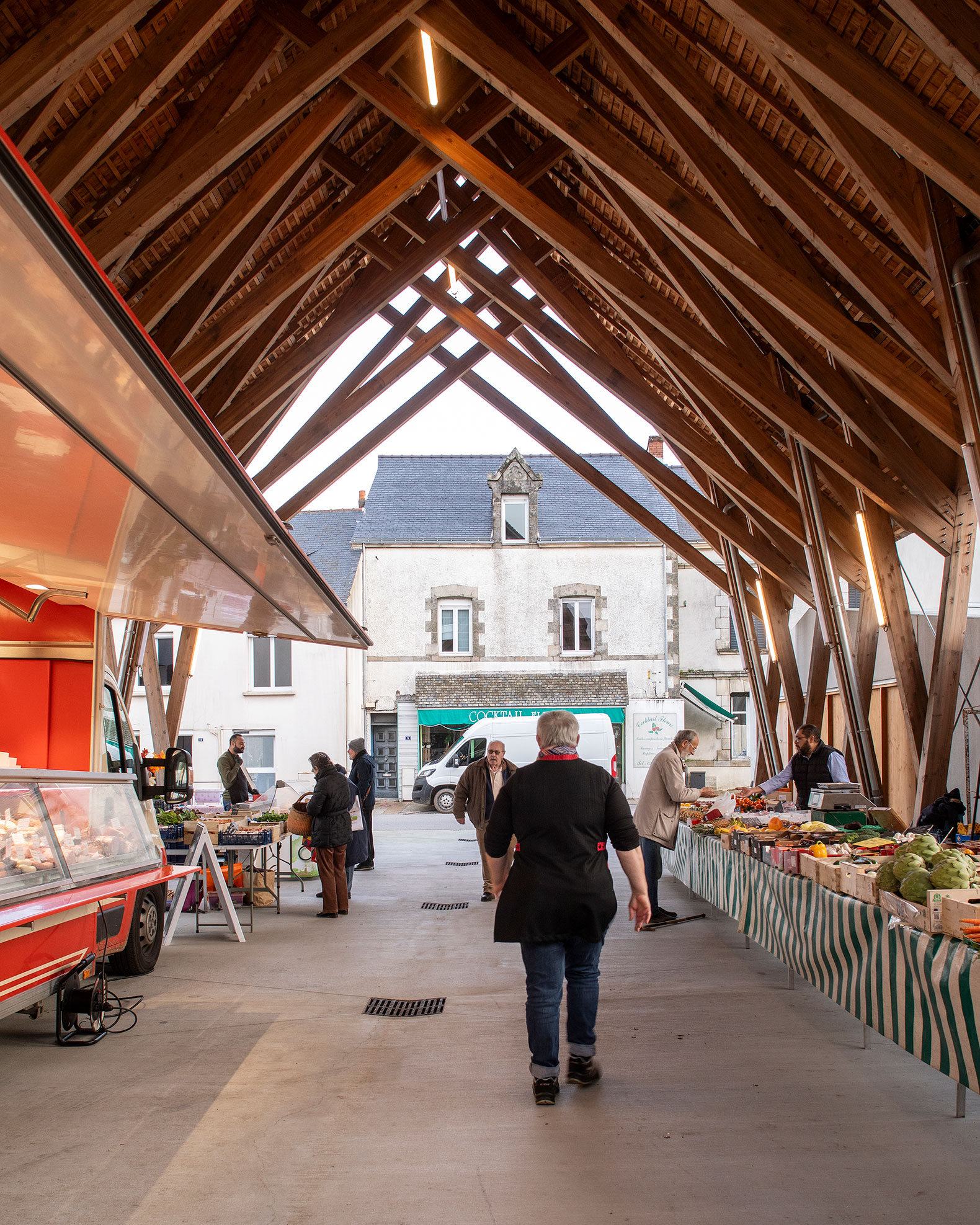 Missillac Market by LAUS architectes. Photograph by Gaëtan Chevrier.