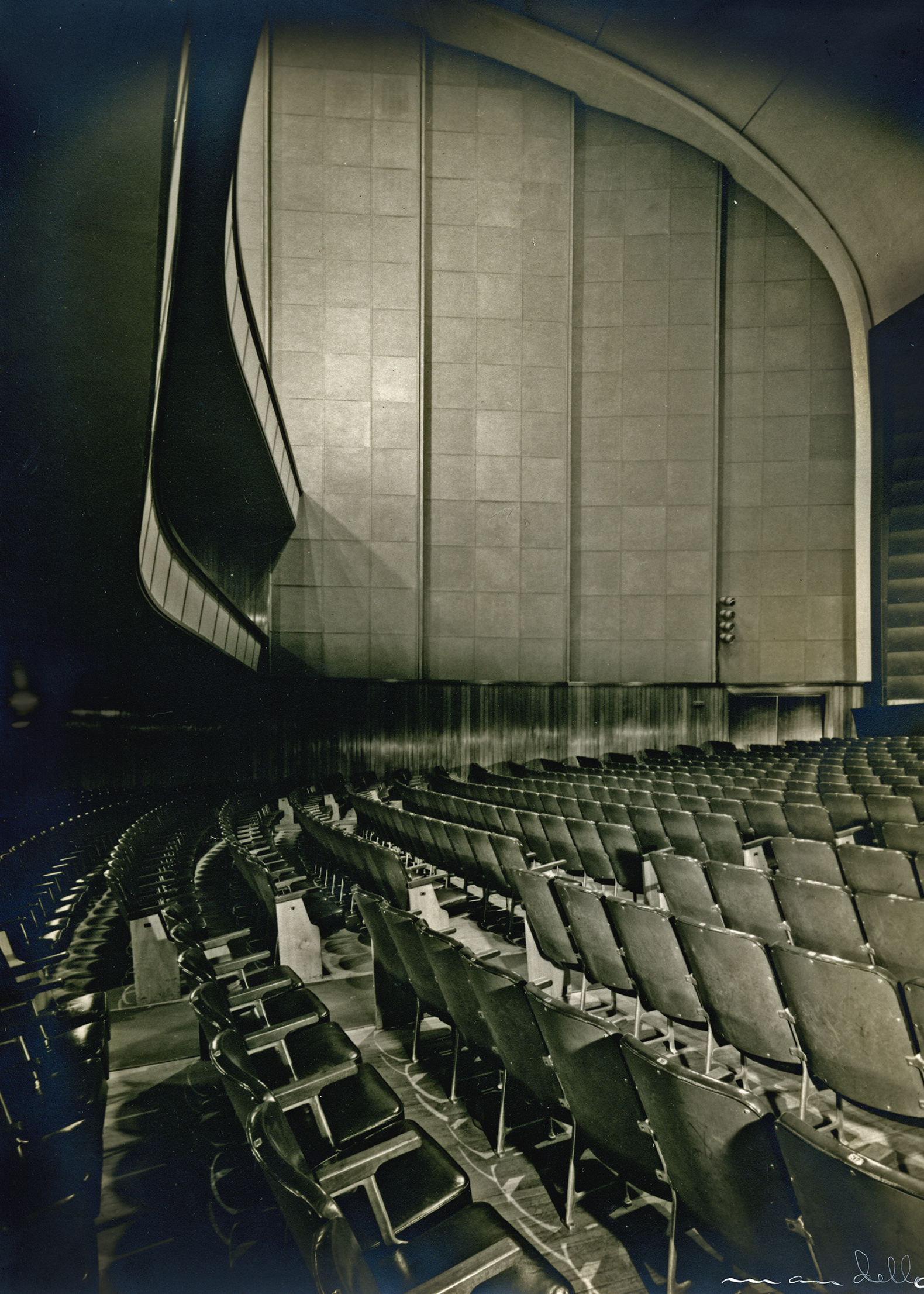 Gran Cine Plaza (Arq. Rafael Lorente Escudero), fotos de Jeanne Mandello, a comienzos de los cincuenta. (Archivo Rafael Lorente Mourelle/ Fundación Mandello.)