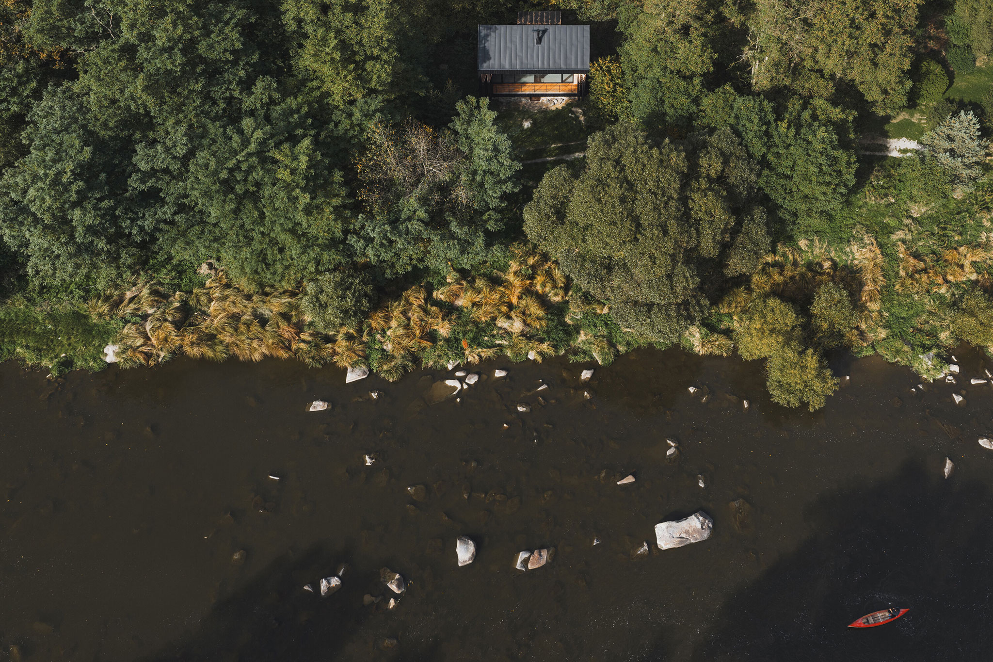 "Between the Rock and the River" Cabin by Mimosa. Photograph by Petr Polák.