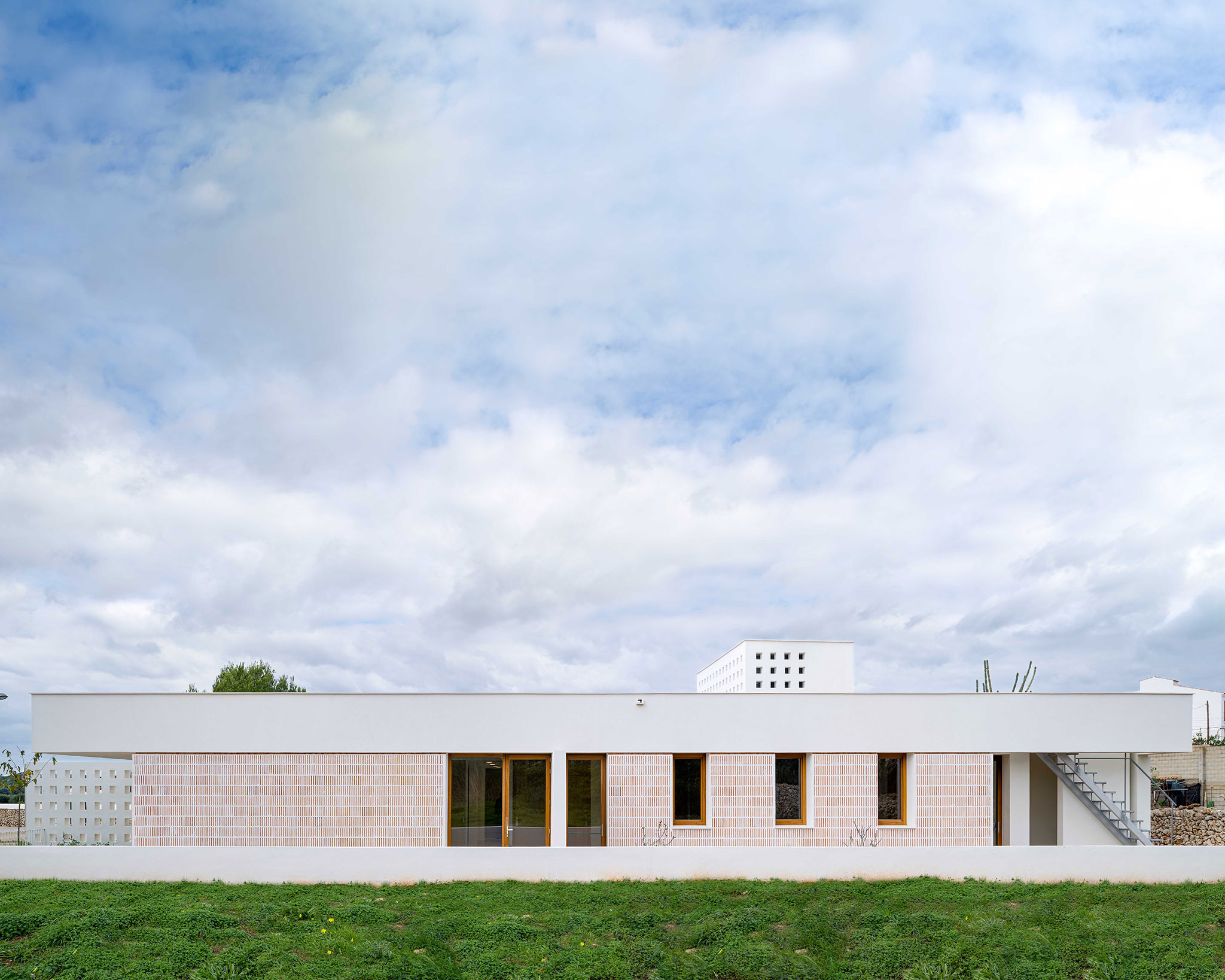 Centro de día Alaior por Montis Sastre Arquitectura. Fotografía por Lluís Bort.