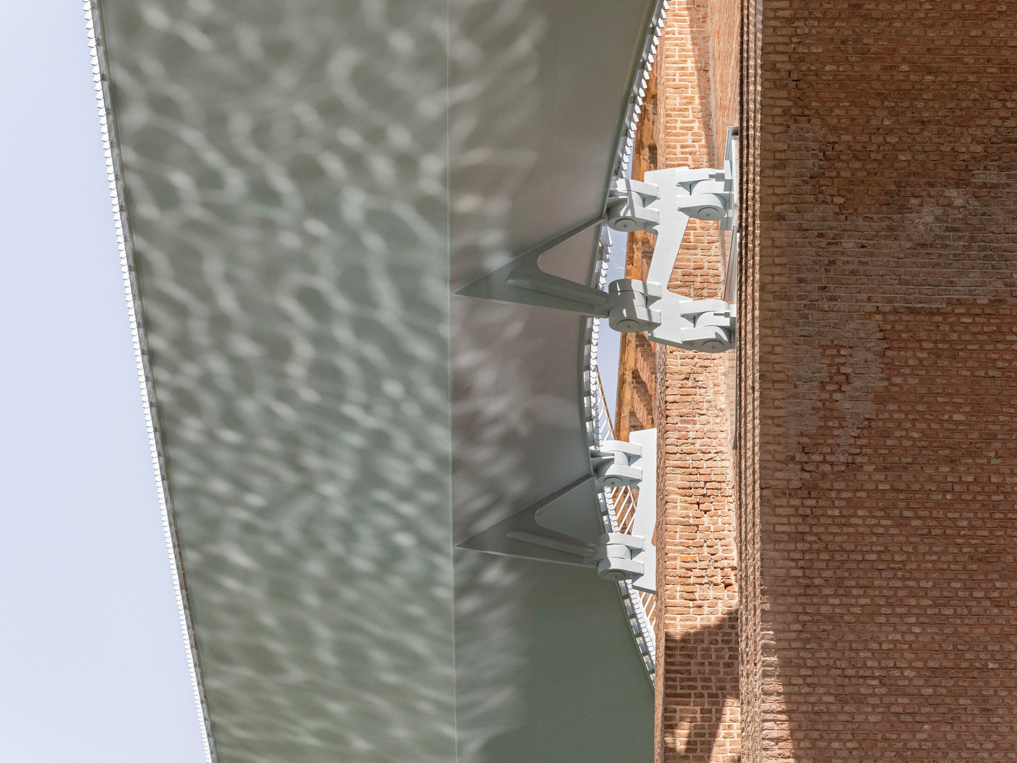 Pasarela por Ney & Partners. Fotografía por Vincent Boutin.  Footbridge by Ney & Partners. Photograph by Vincent Boutin.