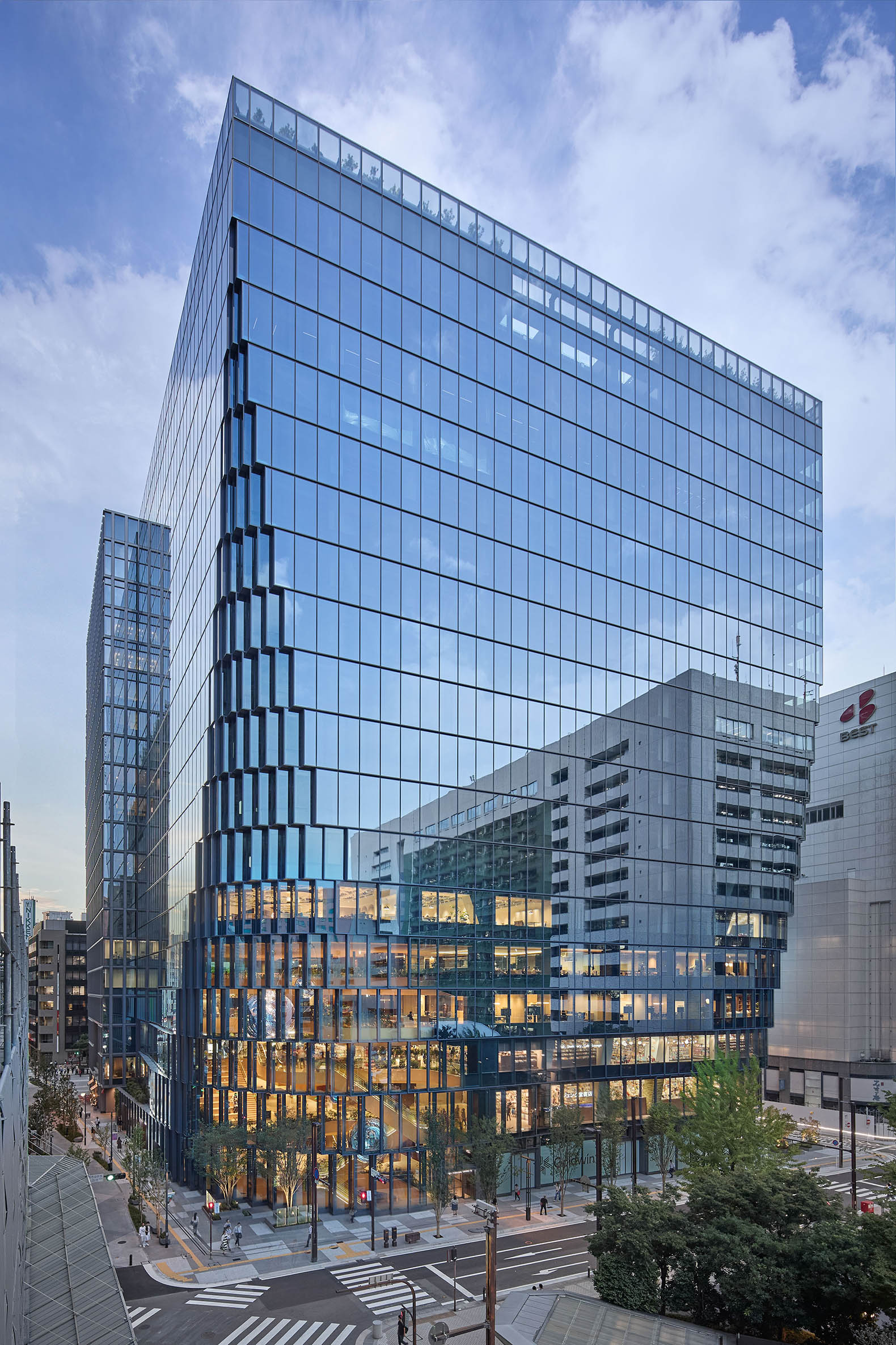 Centro de Negocios Tenjin II por OMA. Fotografía por Tomoyuki Kusunose.