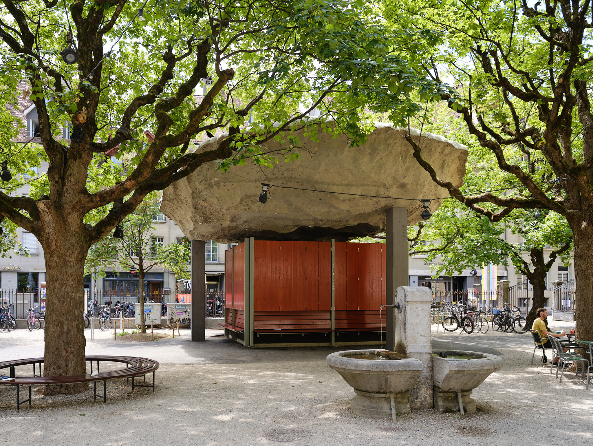 Reurbanización del patio del PROGR en Berna, Suiza, porSalewski Nater Kretz, Miriam Sturzenegger y bbz landscape architects. Fotografía por David Aebi.