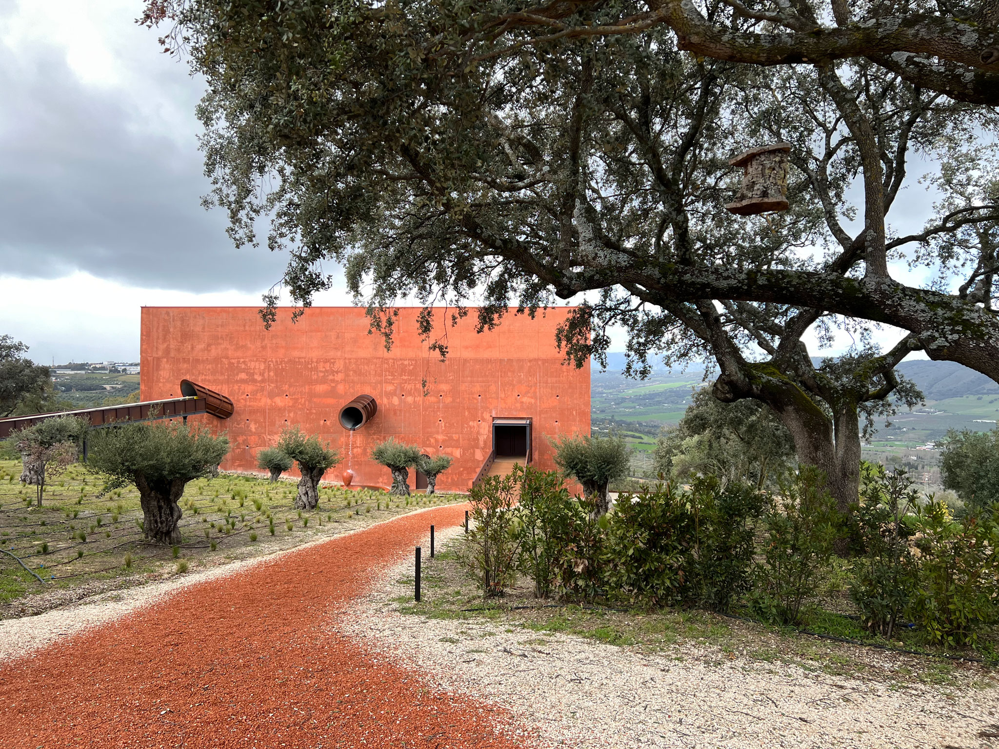 LA Almazara por Philippe Starck + Touza Arquitectos. Fotografía por José Juan Barba.