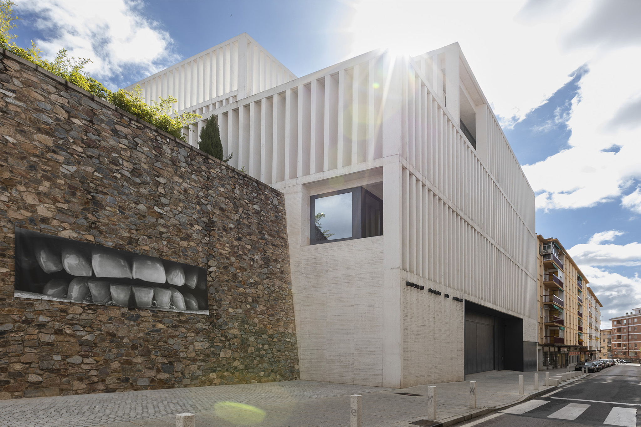 Dientes Palestinos (2024), Santiago Sierra. Fotografía por Jorge Armestar. Cortesía del Estudio Santiago Sierra y Museo Helga de Alvear.
