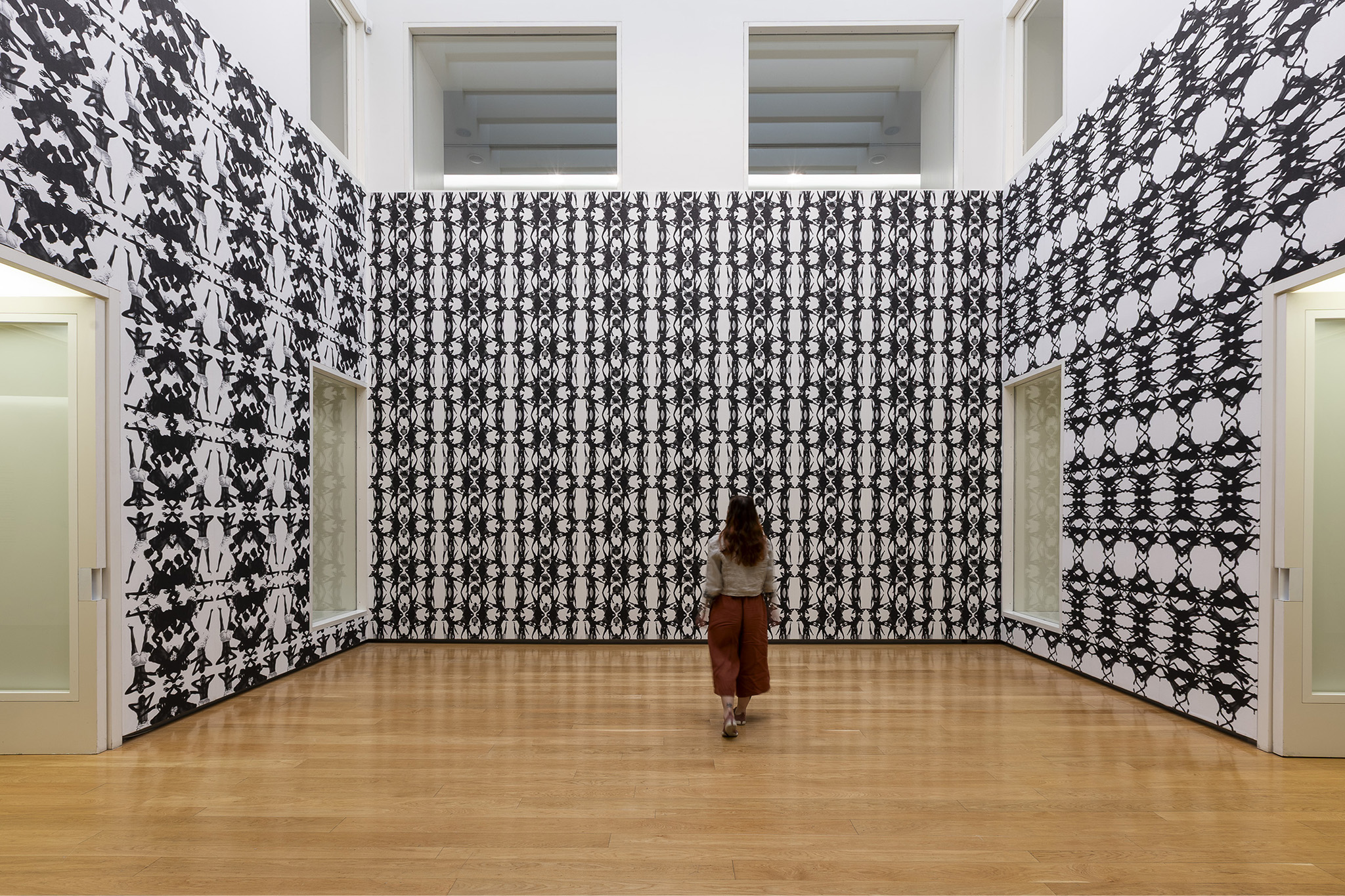Detalle de Wallpaper: The Maelström (2025), Santiago Sierra. Fotografía por Jorge Armestar. Cortesía del Estudio Santiago Sierra y Museo Helga de Alvear.