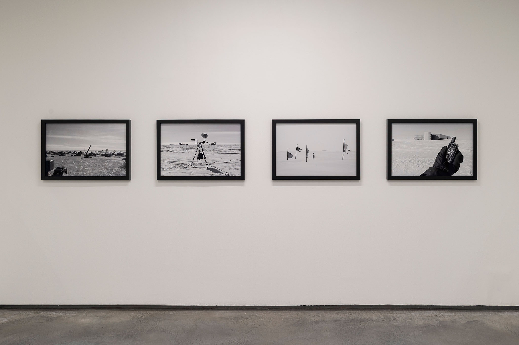 Bandera negra (2015), Santiago Sierra. Colección Helga de Alvear. Fotografía por Jorge Armestar. Cortesía del Museo Helga de Alvear.