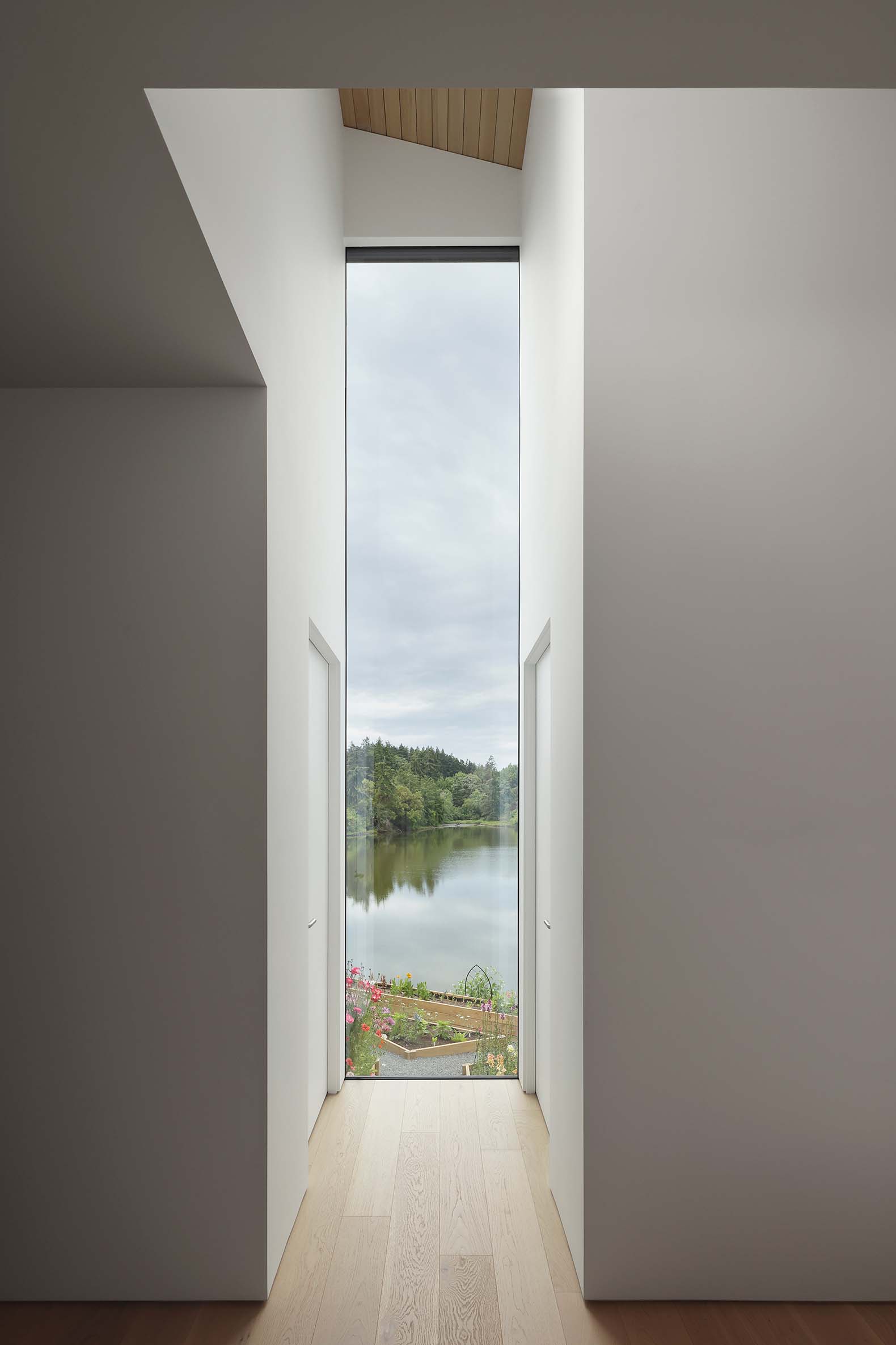  Shoreline House by Splyce. Photograph by Ema Peter.  Casa de la orilla por Splyce. Fotografía por Ema Peter.