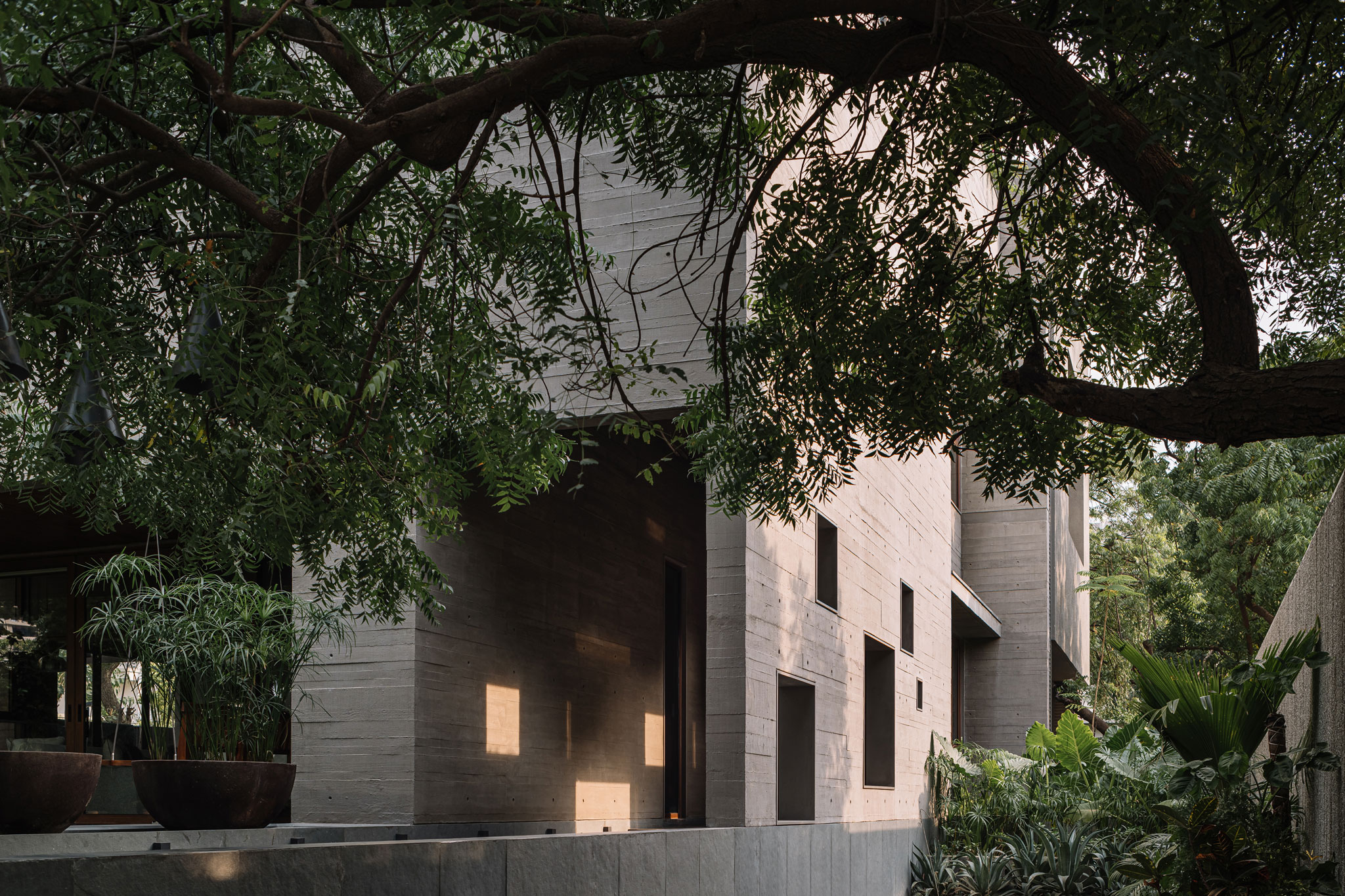 MS House by Studio Saransh. Photograph by Ishita Sitwala. Casa MS por Studio Saransh. Fotografía por Ishita Sitwala.