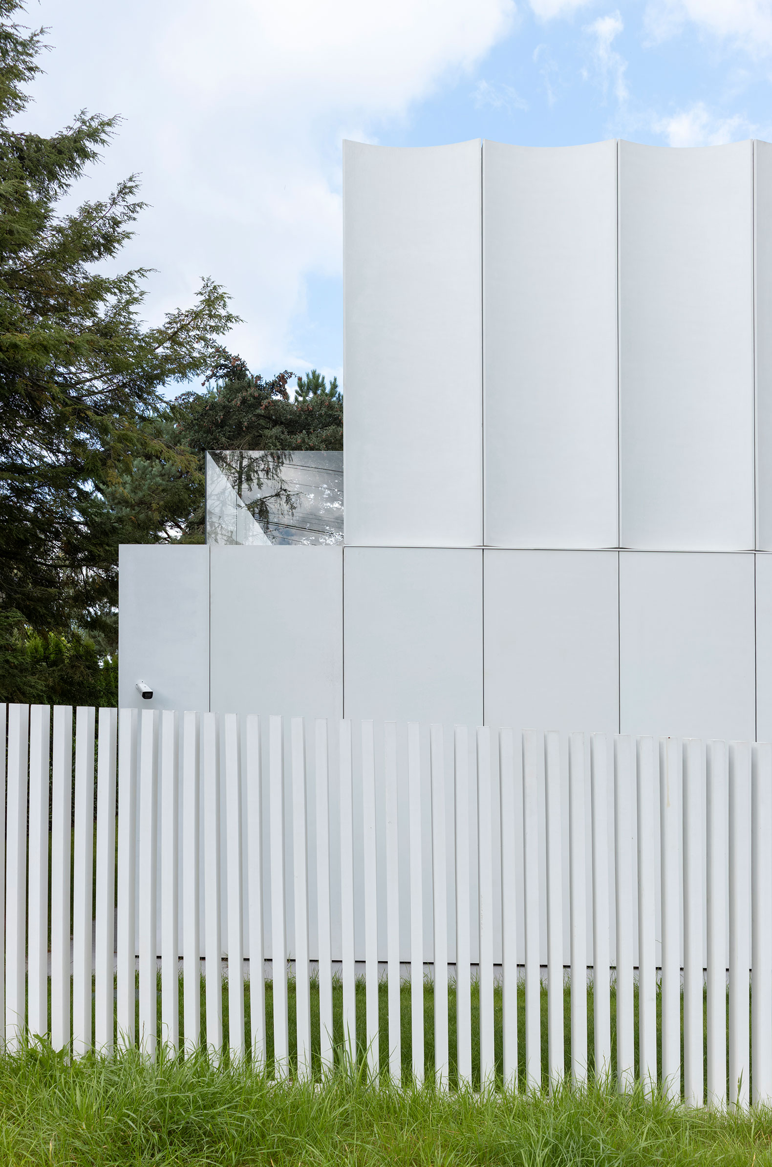 Casa en Blanco por UCEES. Fotografía por Paweł Ulatowski.