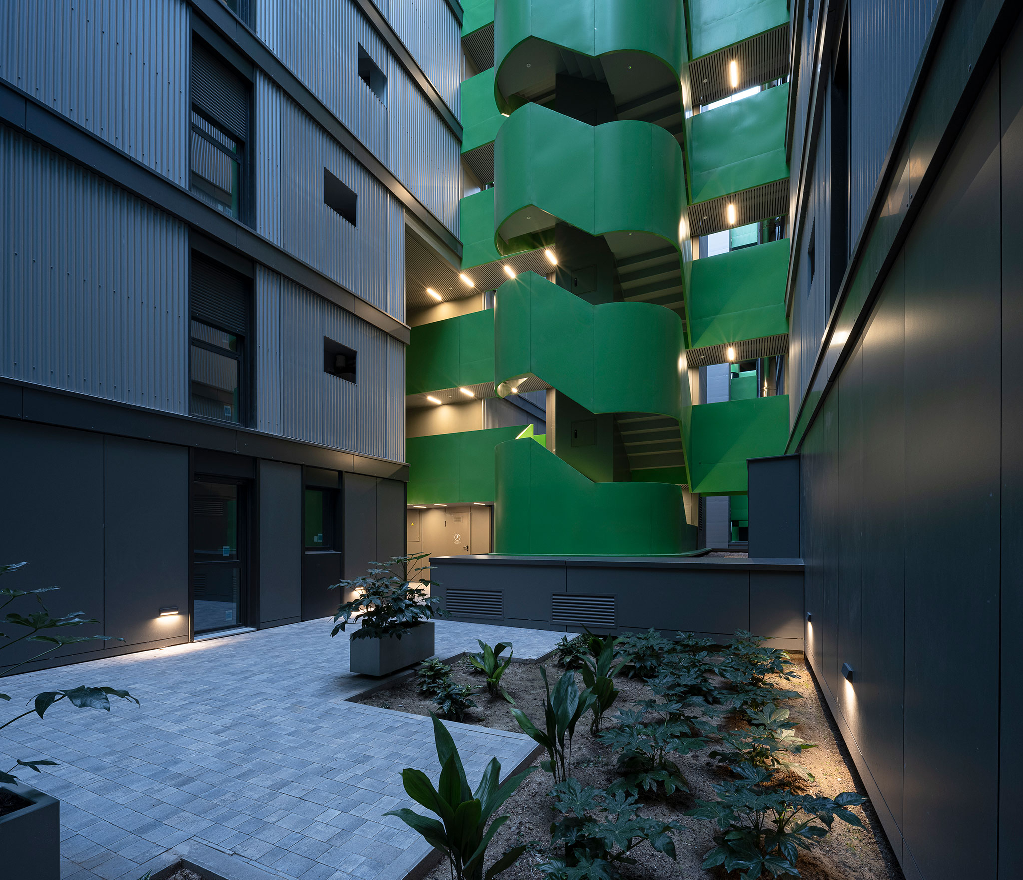 116 viviendas de protección pública por UNIA Aquitectos + FAU Arquitectos. Fotografía por Fernando Alda