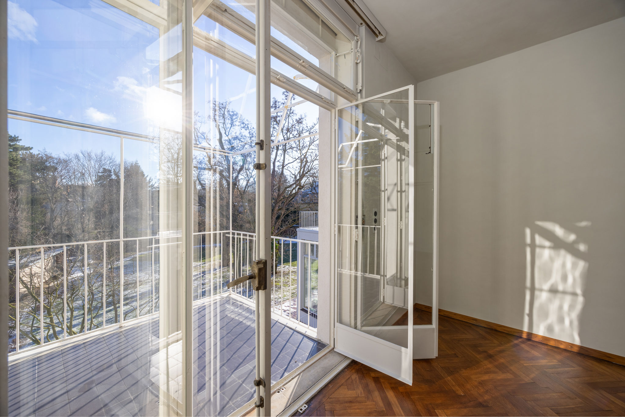 Villa Beer por Josef Frank y Oskar Wlach / Restauración por Christian Prasser. Fotografía por Hertha Hurnaus