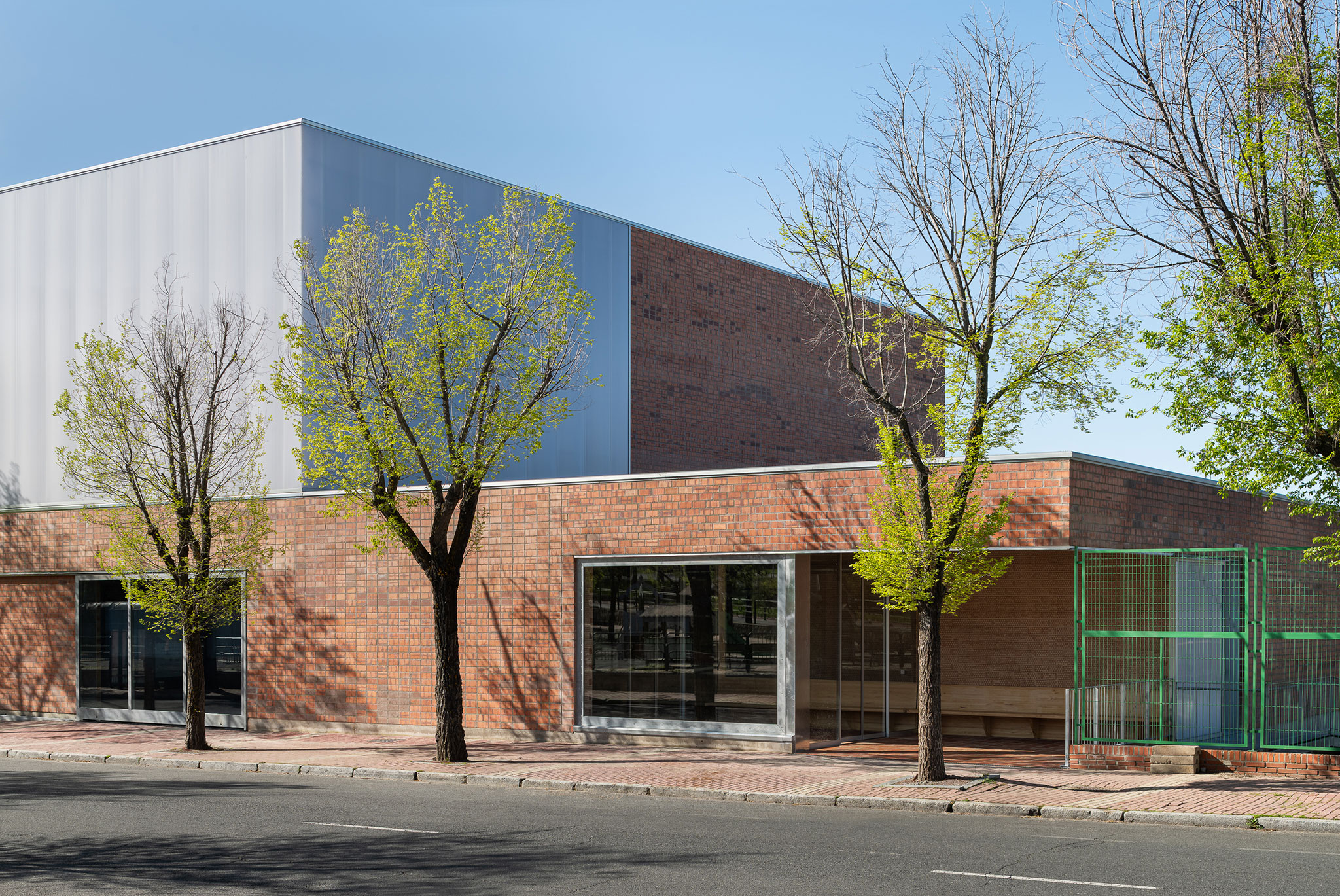 "Carlos Soria" Sports Hall by ABLM arquitectos. Photography by Gabriel Gallegos