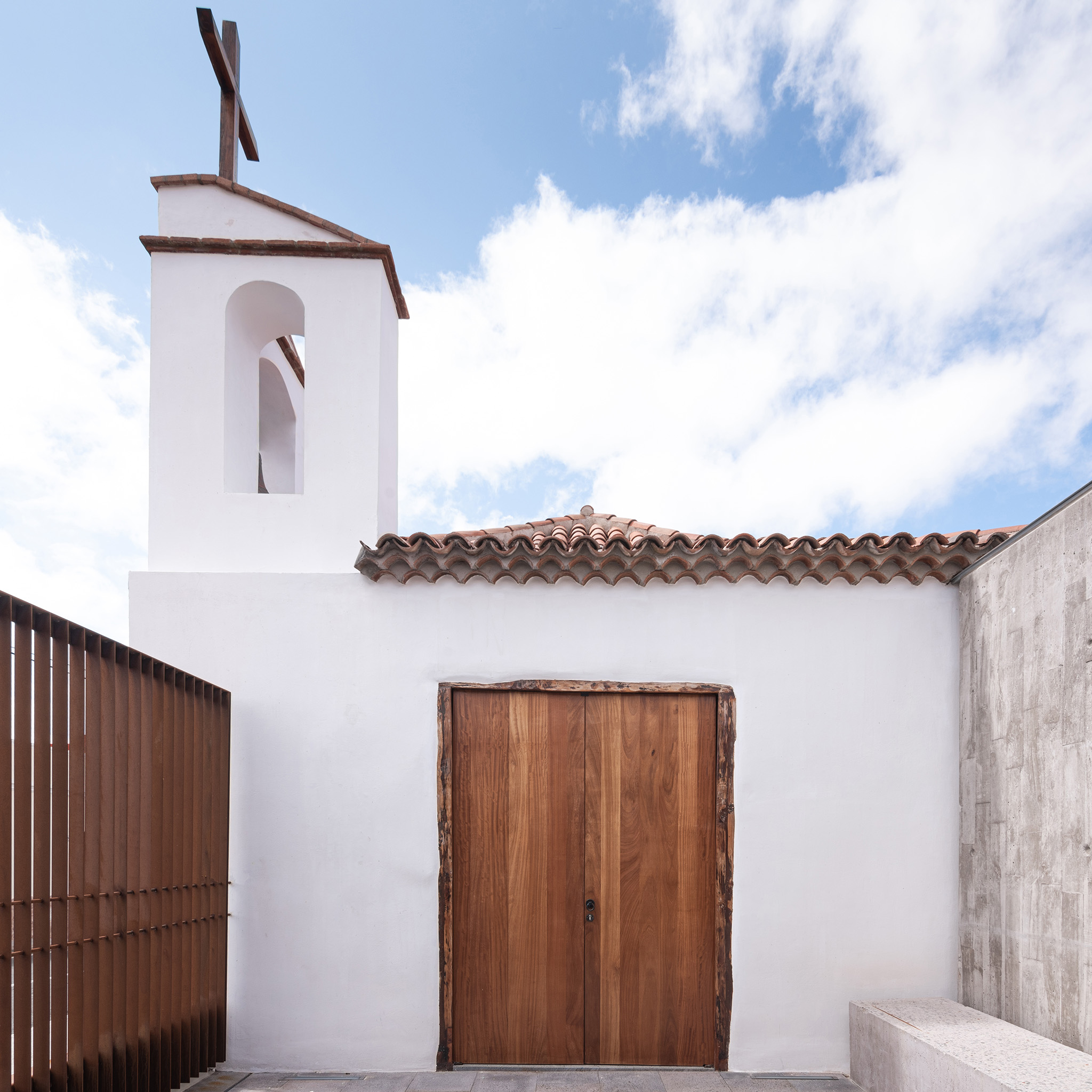 Iglesia de San Miguel Arcángel de Geneto por Alejandro Beautell. Fotografía por Flavio Dorta.