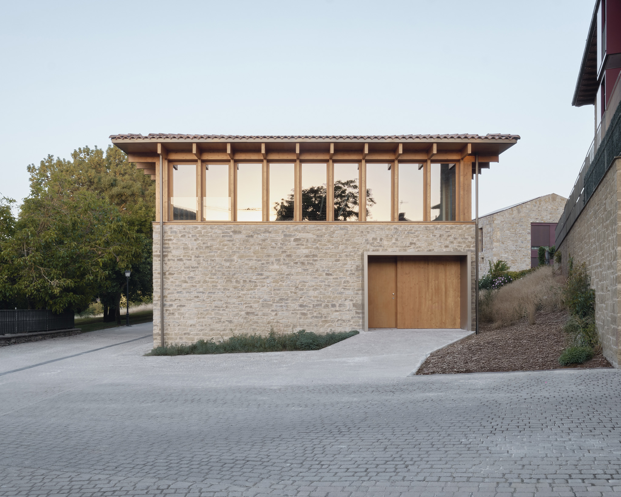 Multi-purpose building by Araiz Floristán Arquitectos. Photograph by Ondarraitz.