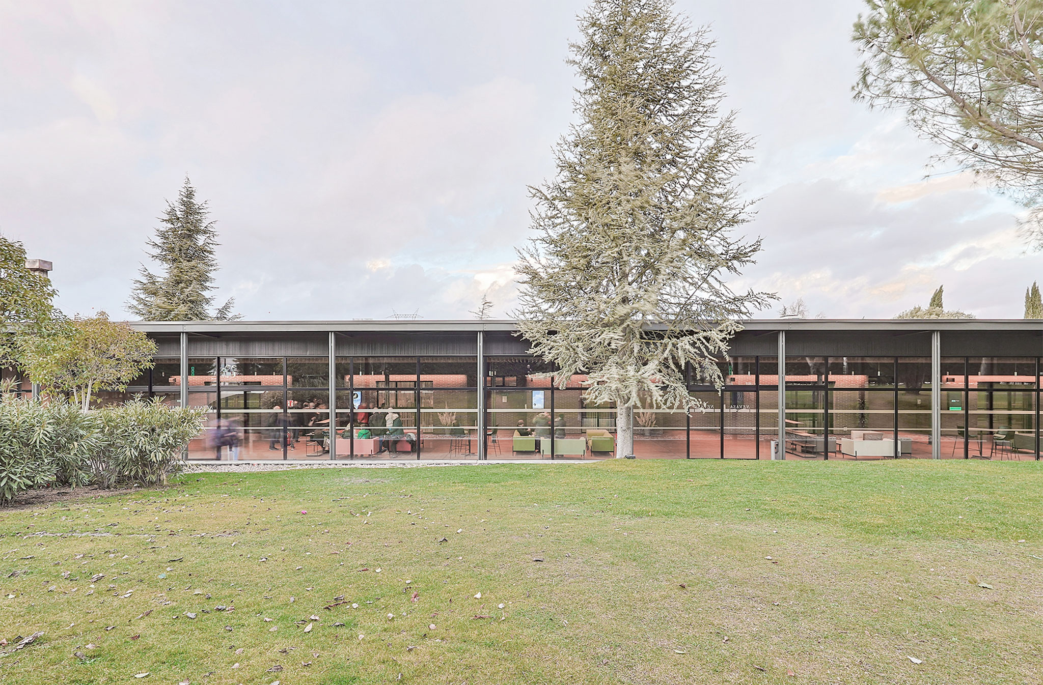 Reforma y ampliación del Tanatorio de las Contiendas por Arias Garrido Arquitectos. Fotografía por Javier Arias Madero. 