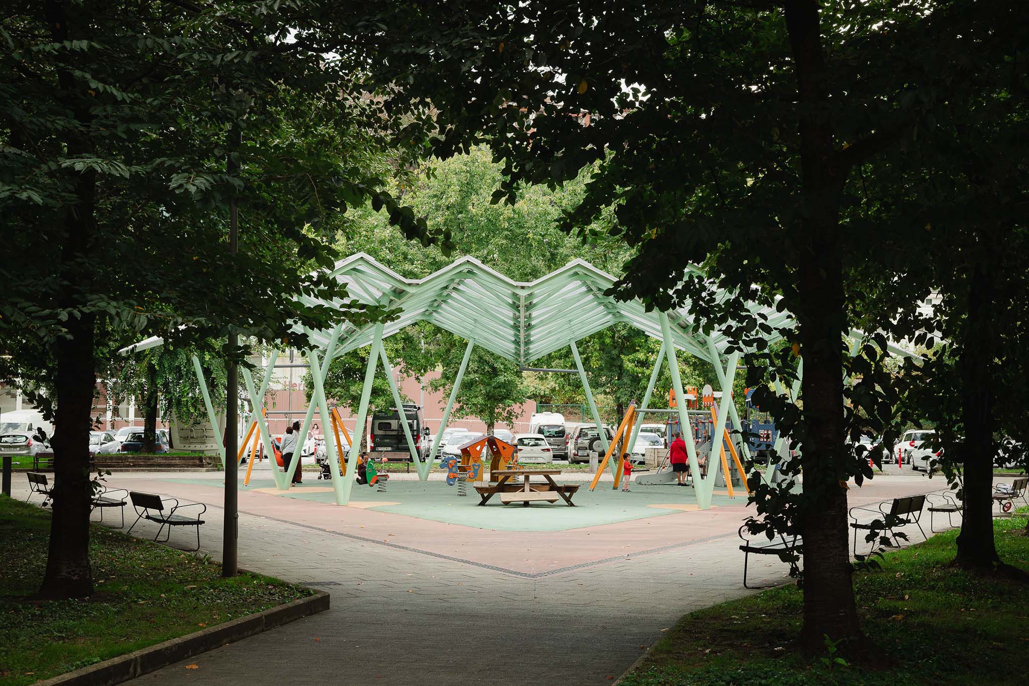 Cubierta para parque infantil en Hernani por Arktelier. Fotografía por Aitor Estevez Olaizola.