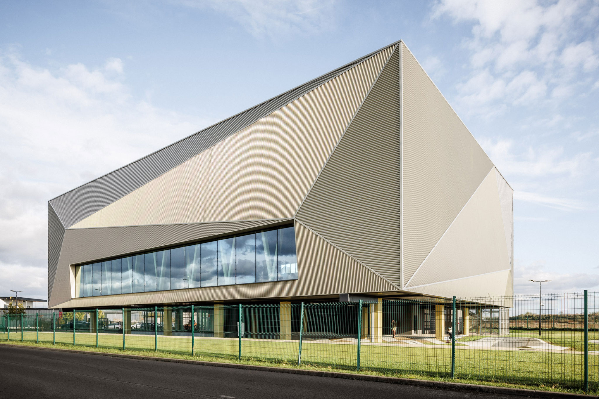 Complexe sportif Nikola Karabatic by Atelier Aconcept. Photograph by 11h45.
