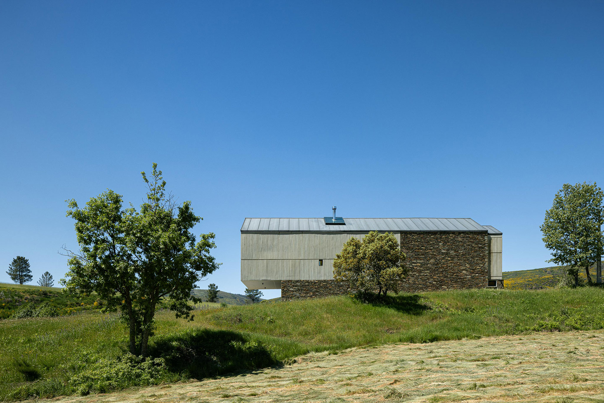 «TerraSense Mountain Charm Retreat» por Atelier DRK. Fotografía por Ivo Tavares Studio.   