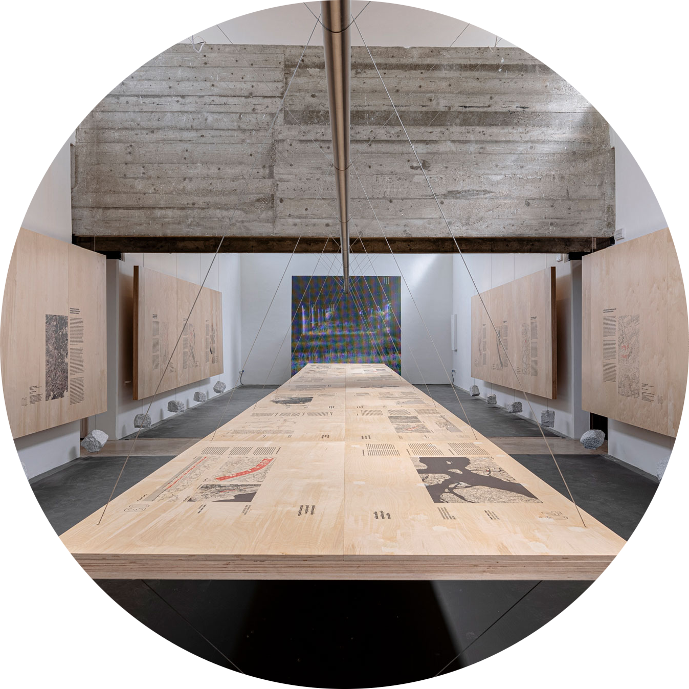 Vista de la instalación en el Pabellón de Brasil de la XIX Bienal de Arquitectura de Venecia, parte de la exposición (RE)INVENCIÓN. Fotografía de ReportArch - Andrea Ferro, cortesía de la Fundación Bienal de São Paulo