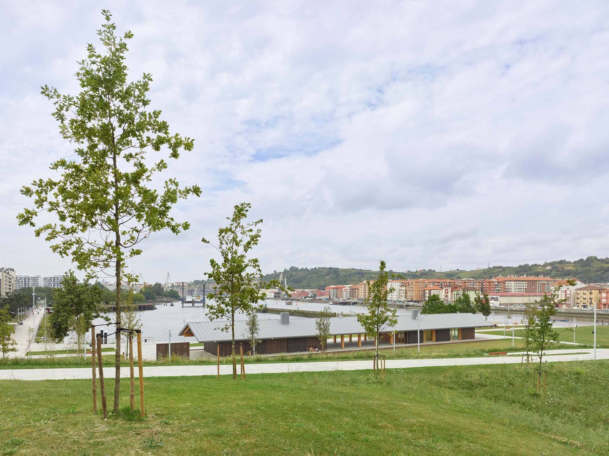 Zamalanda Park on the Nervión Riverside by Burgos & Garrido Arquitectos. Photograph by Roland Halbe.