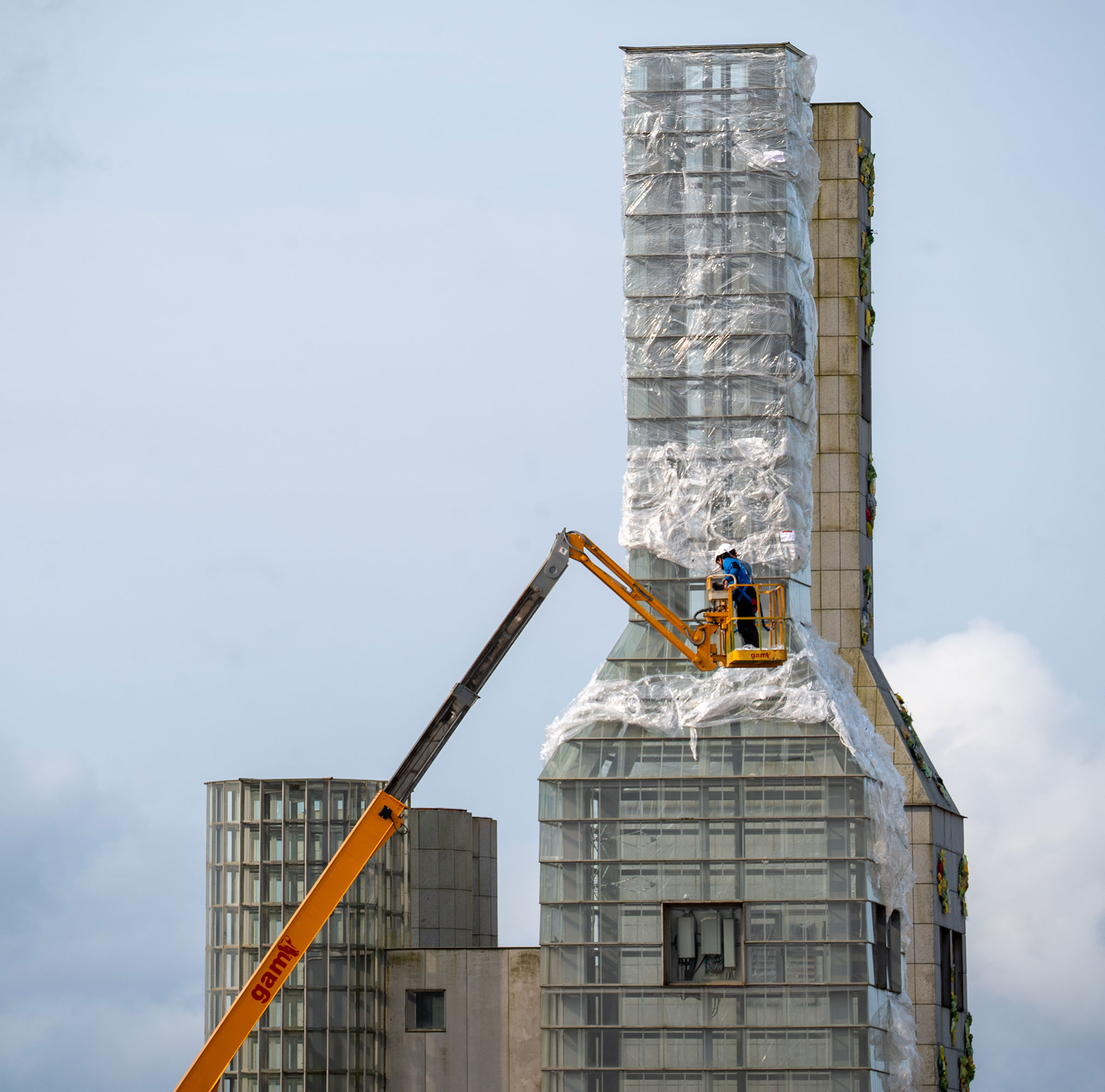 Work process. Intervention in the Hejduk Towers by Basurama collective. Photograph by Manuel G Vicente.