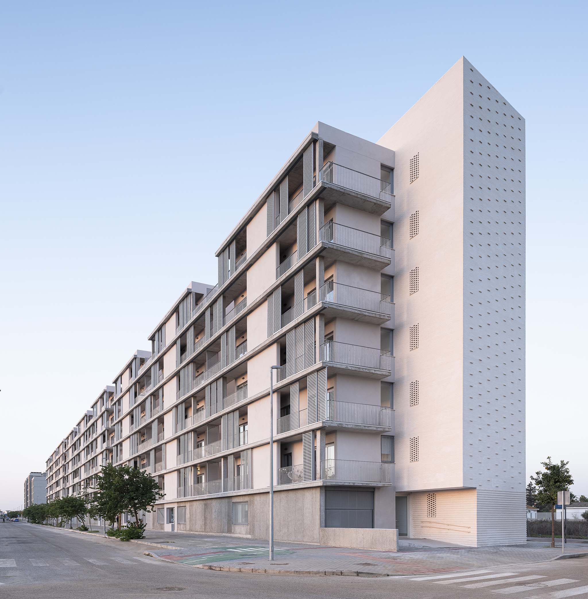 125 viviendas de protección oficial por Daroca Arquitectos + Práctica Arquitectura. Fotografía por Fernando Alda.