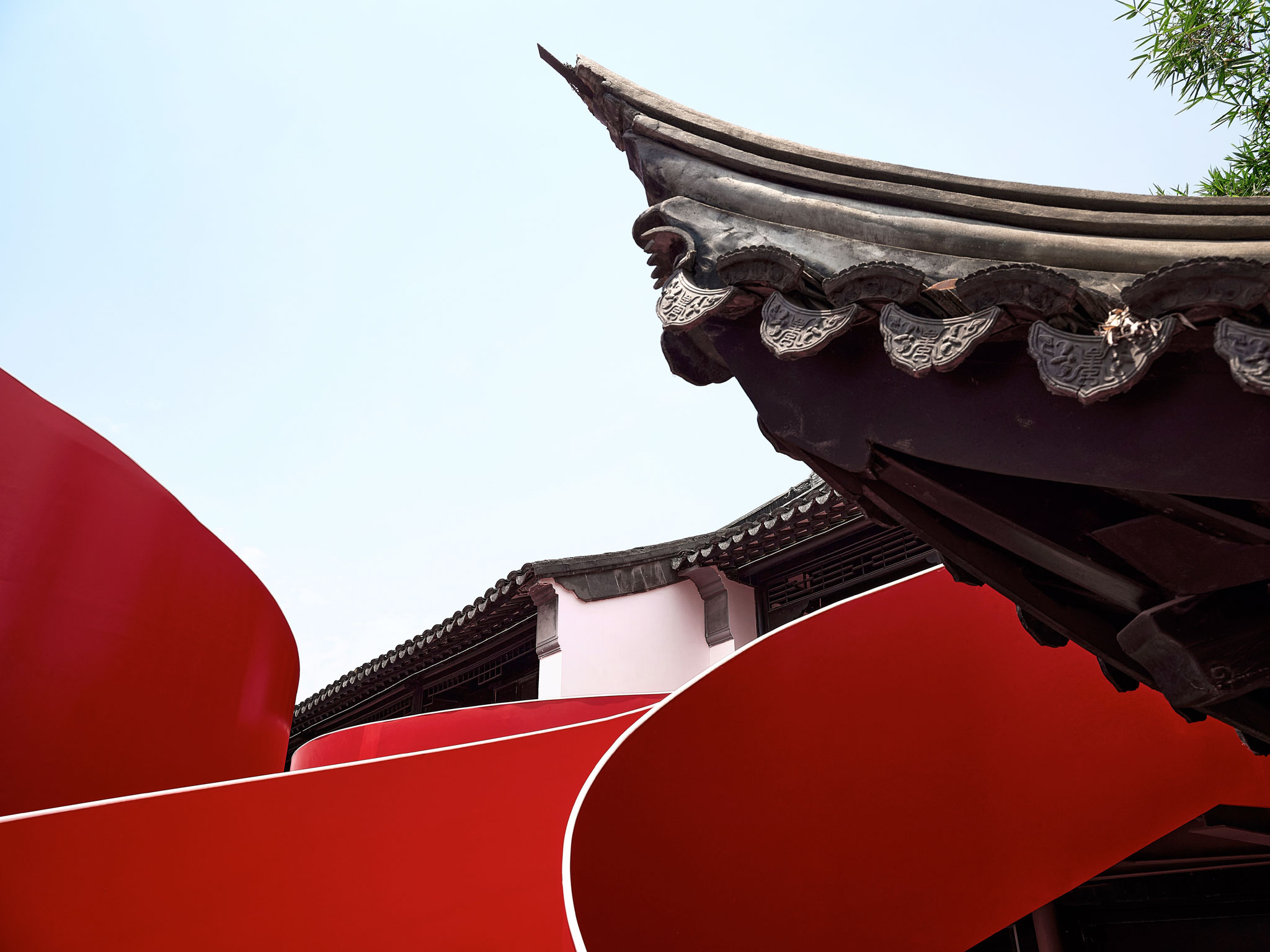 Big Red Crayfish by Dayi Design. Photograph by Cong Lin.  Gran cangrejo rojo por Dayi Design. Fotografía de Cong Lin.