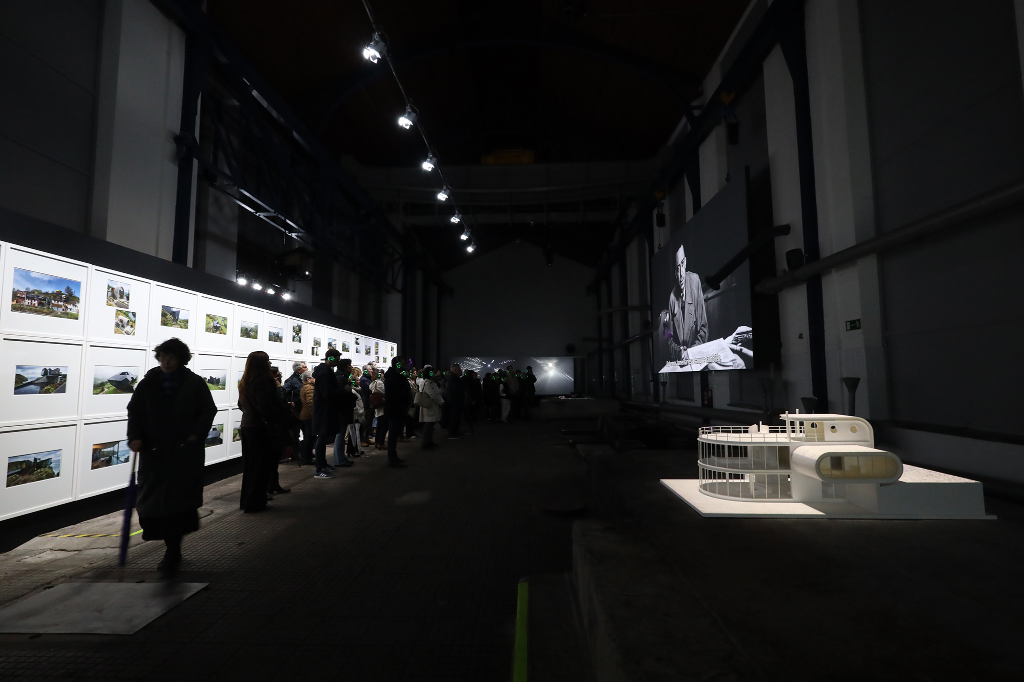 Exposición «La revuelta y la nieve» por Dionisio González. Fotografía por De la Puente fotoespacio. Cortesía de LEV Festival.
