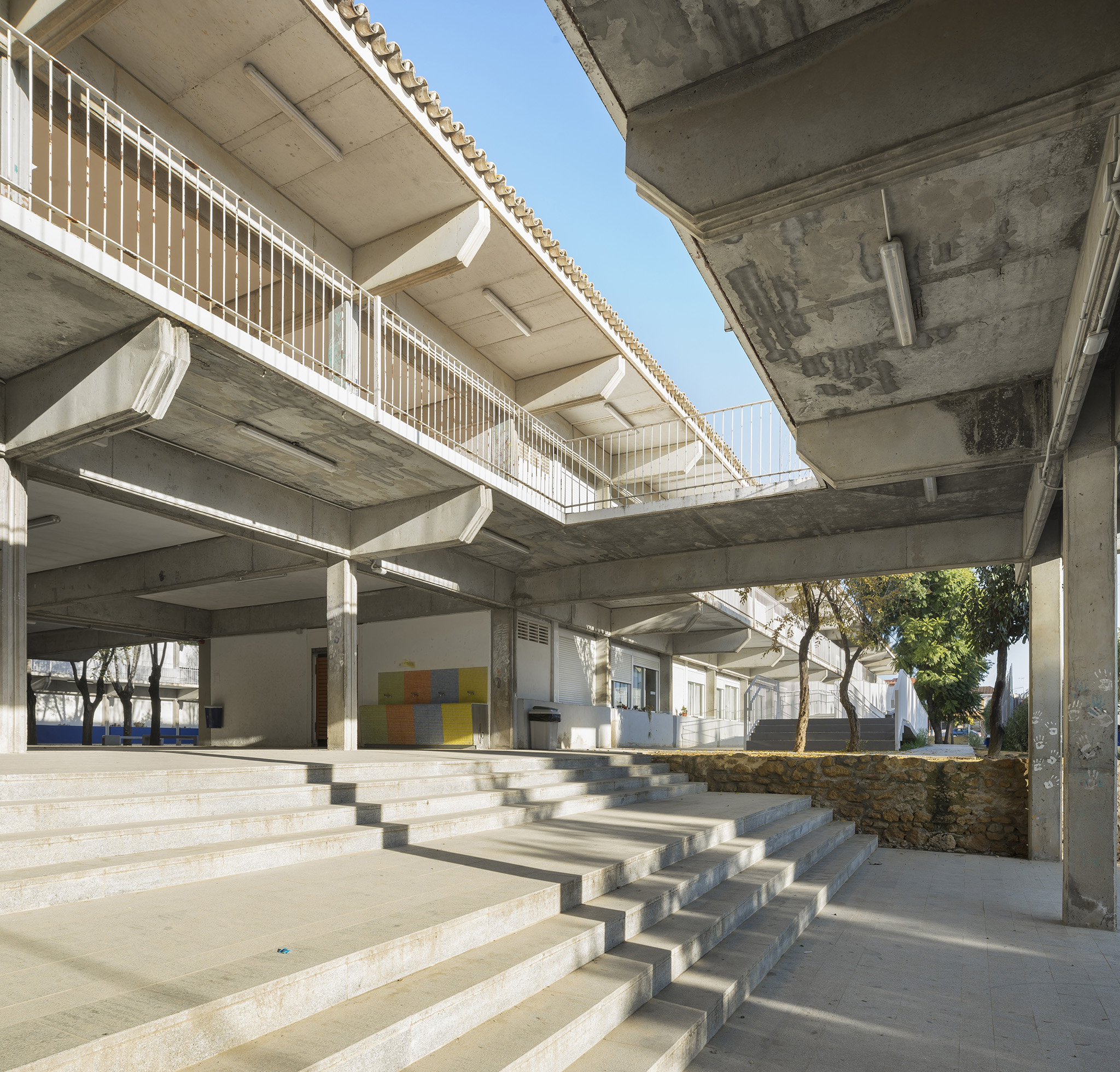 Colegio Aljarafe por Fernando Higueras y Antonio Miró. Fotografía por Juanca Lagares.