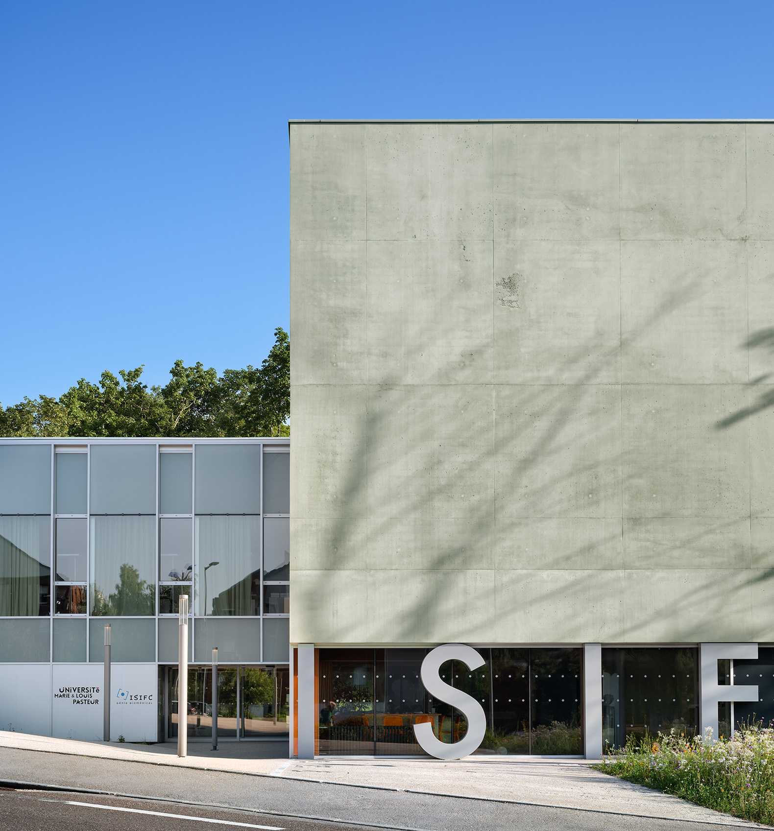 Escuela Avanzada de Ingeniería del Franche-Comté (ISIFC) por Dominique Coulon & Associates. Fotografía por Eugeni Pons.