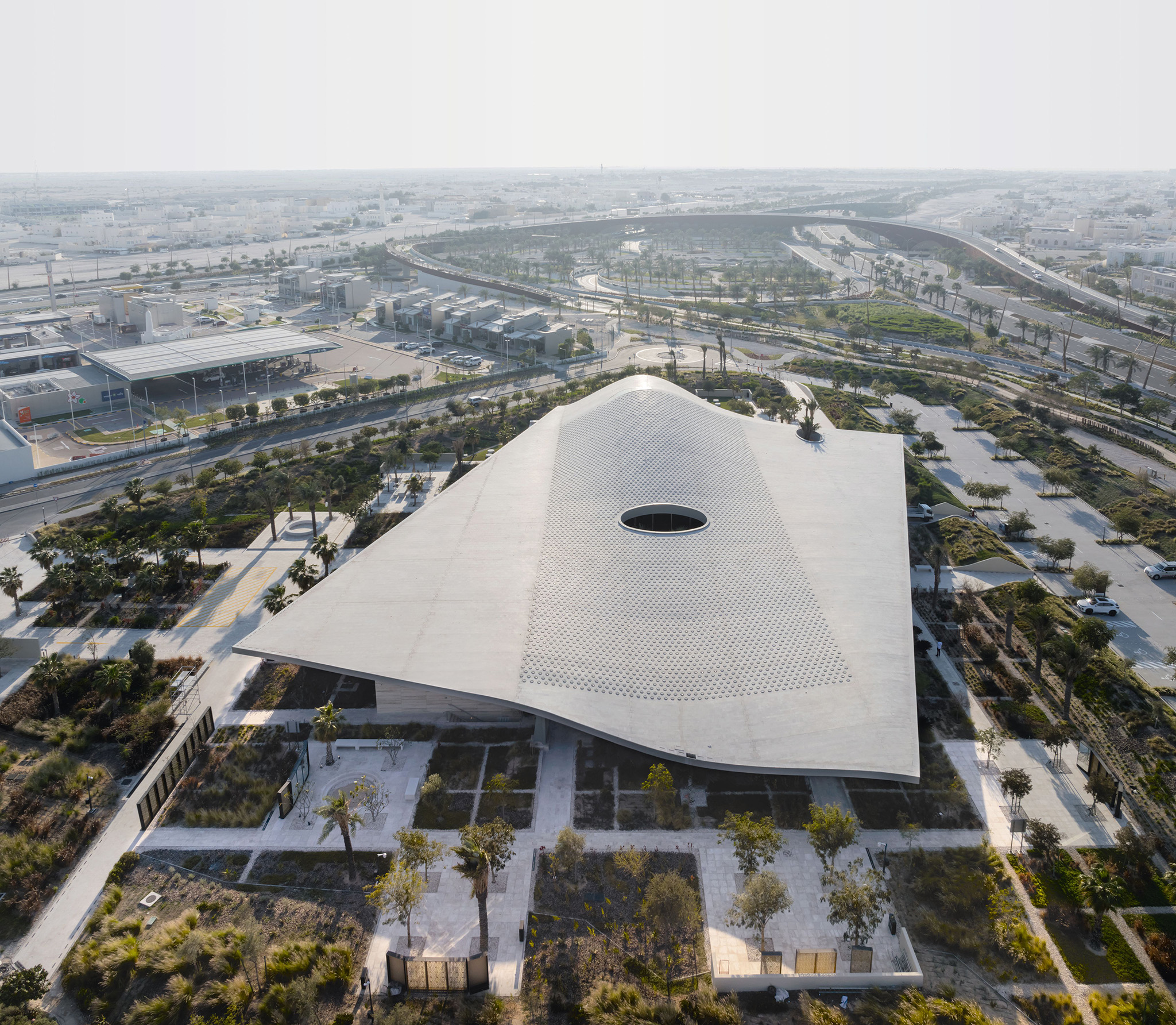 Centro y mezquita Al-Mujadilah para mujeres por Diller Scofidio + Renfro. Fotografía por Iwan Baan.